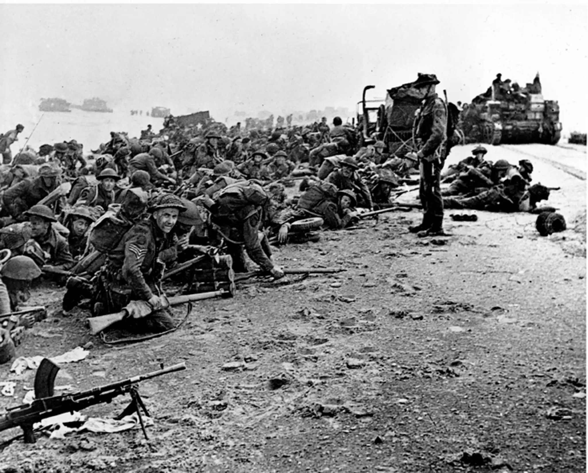 Americké prepadové komando v plnej zbroji prichádza na tzv. Omaha Beach (ide o vojenský kód) počas tzv. "dňa D". 