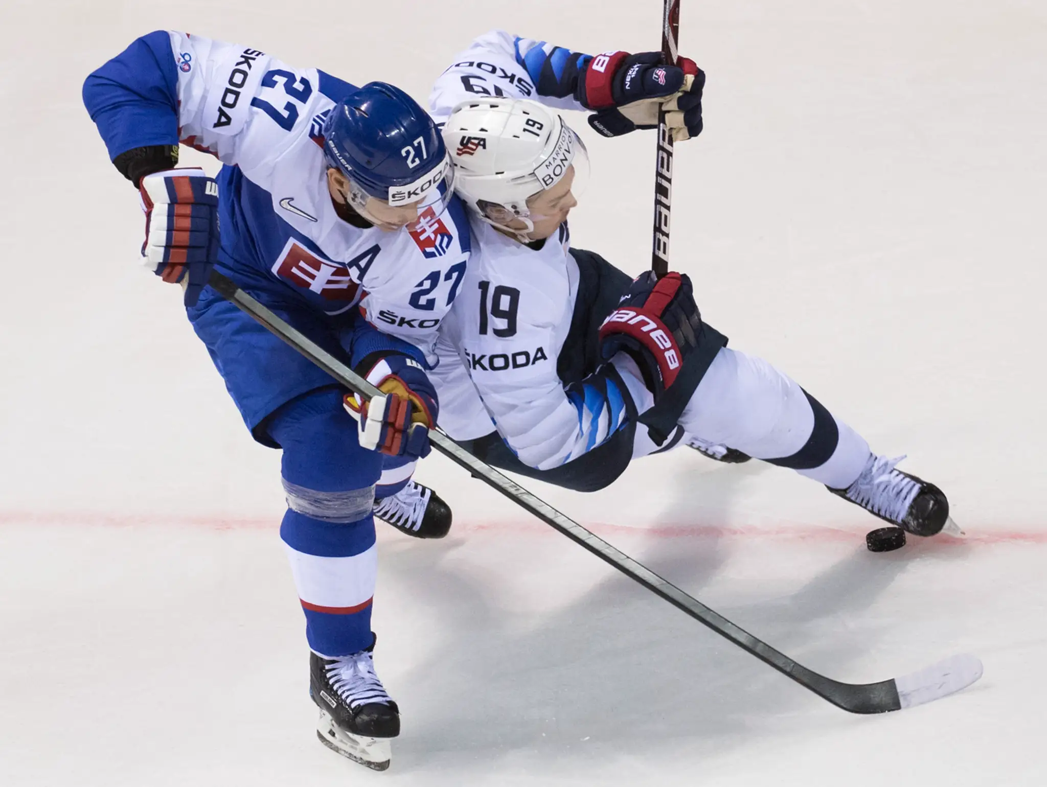 Američan Jack Hughes v zápase na MS 2019 proti Slovensku.
