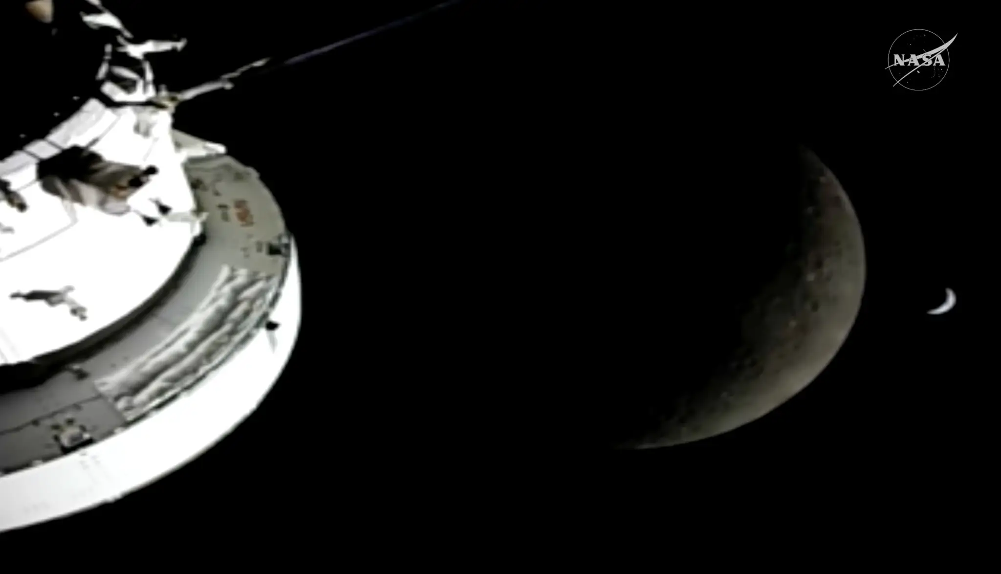 Zem a Mesiac sú videné z kamery na lodi Orion