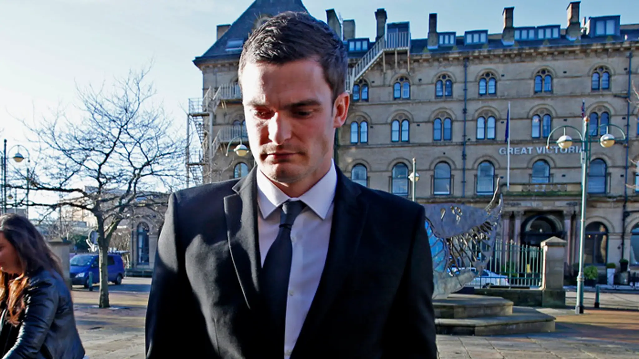 Futbalista Sunderlandu Adam Johnson prichádza na súd v Bradforde.