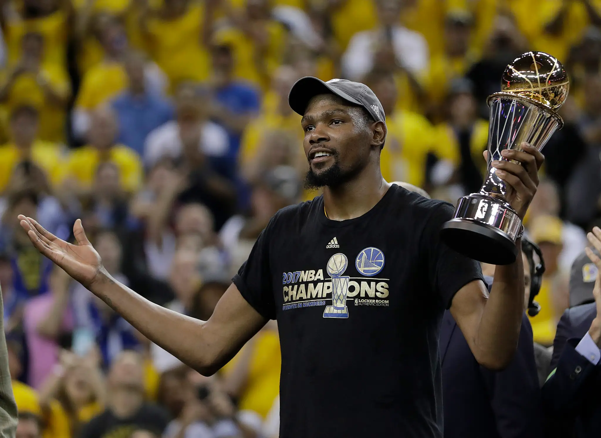 Basketbalista Golden State Wariors Kevin Durant oslavuje zisk trofeje Billa Russella pre najužitočnejšieho hráča finálovej série