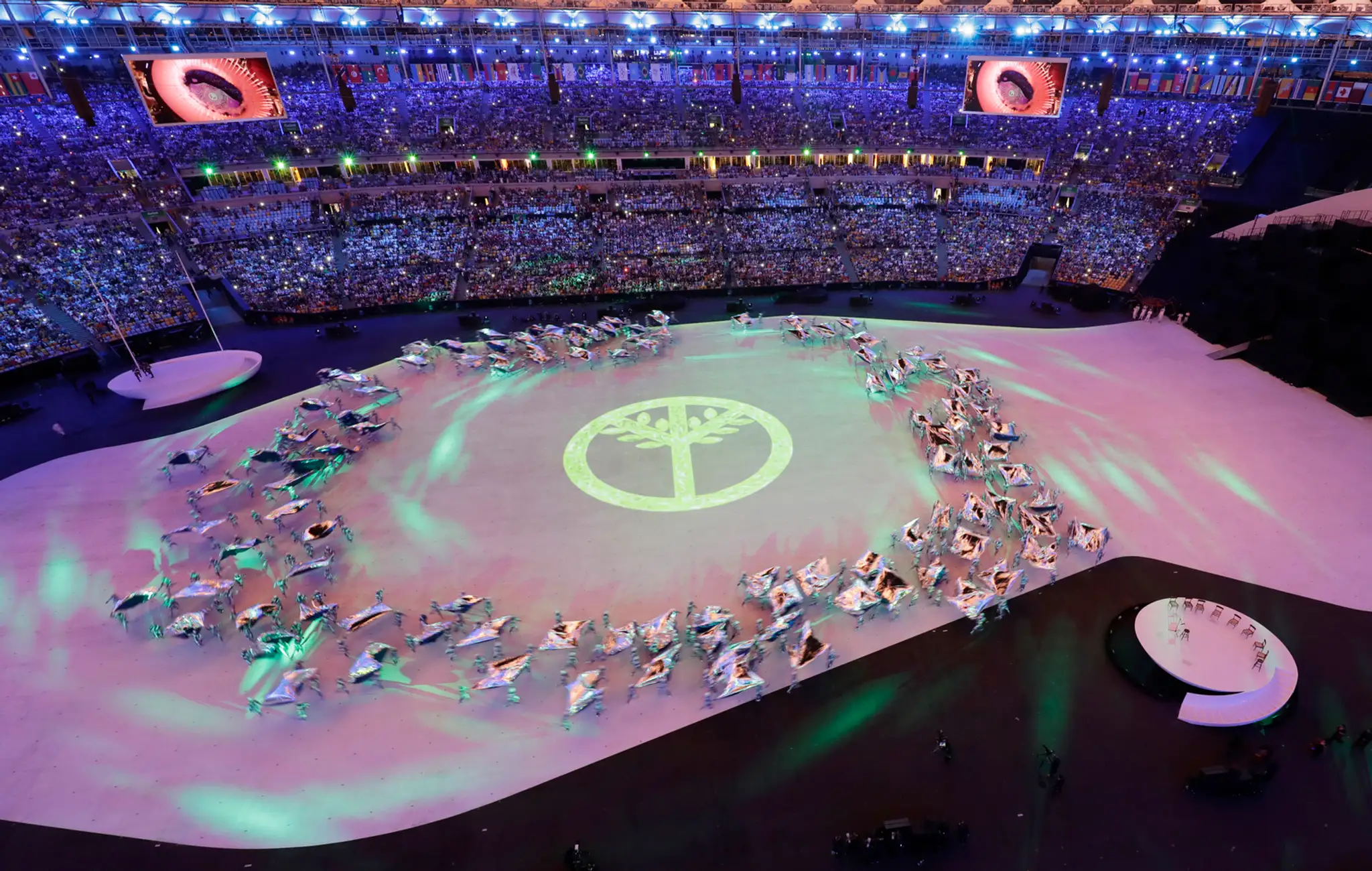 Účastníci tancujú na otváracom ceremoniáli olympijských hier v Riu de Janeiro.