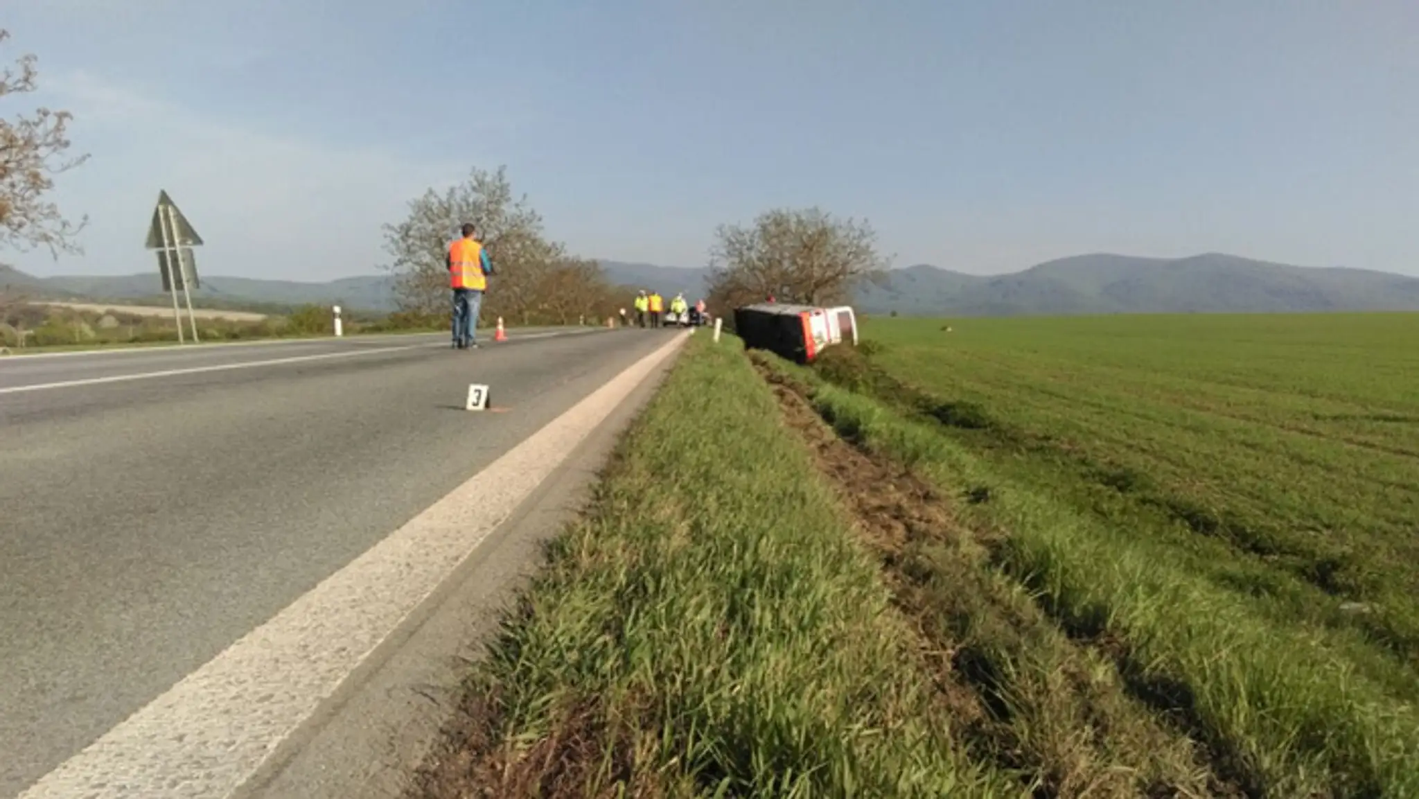 V Sečovciach sa prevrátil v zákrute autobus.