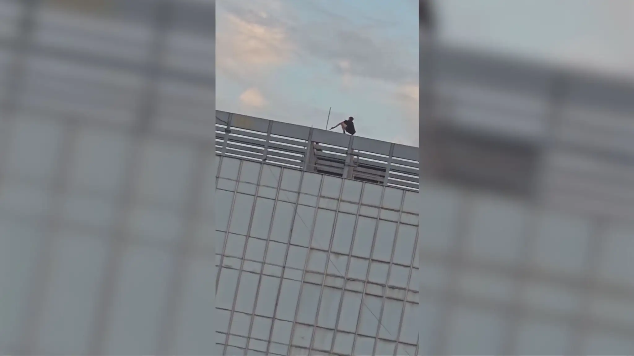 Mladíci vyliezli na strechu výškovej budovy v Martine