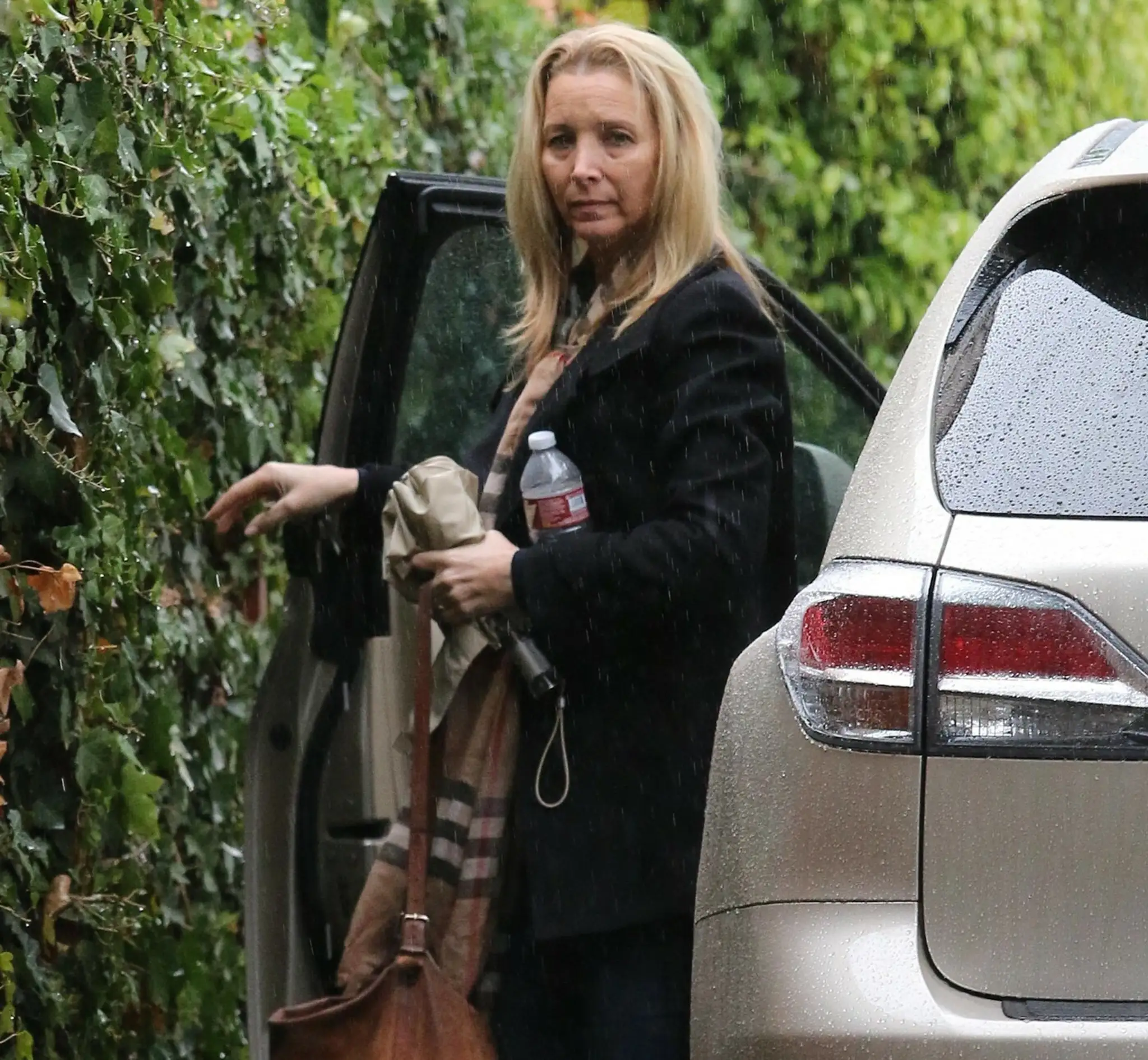 Nenalíčená a utrápená Lisa Kudrow.