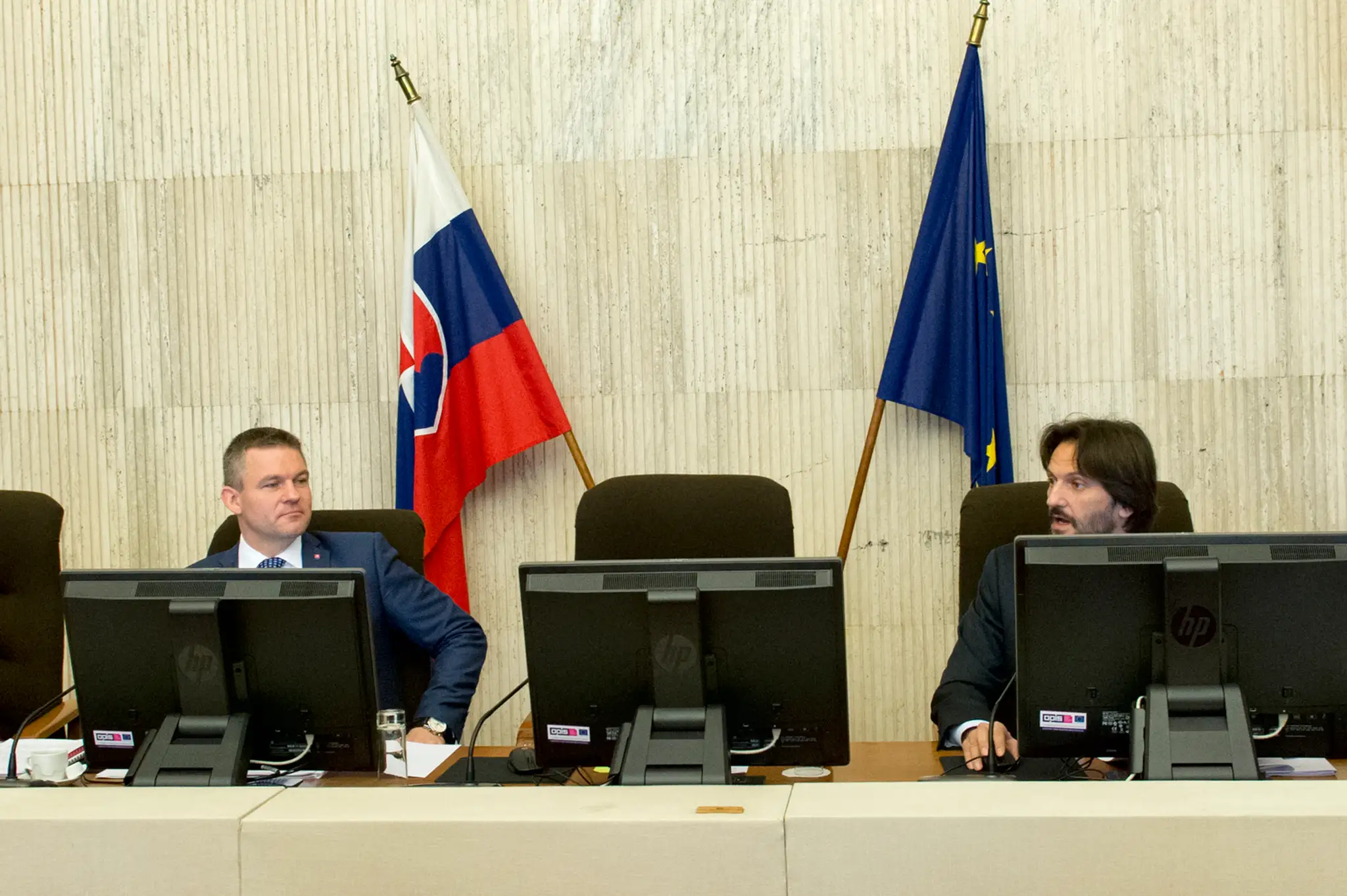 Na snímke vpravo podpredseda vlády SR a minister vnútra SR Robert Kaliňák a vľavo podpredseda vlády SR pre investície  Peter Pel