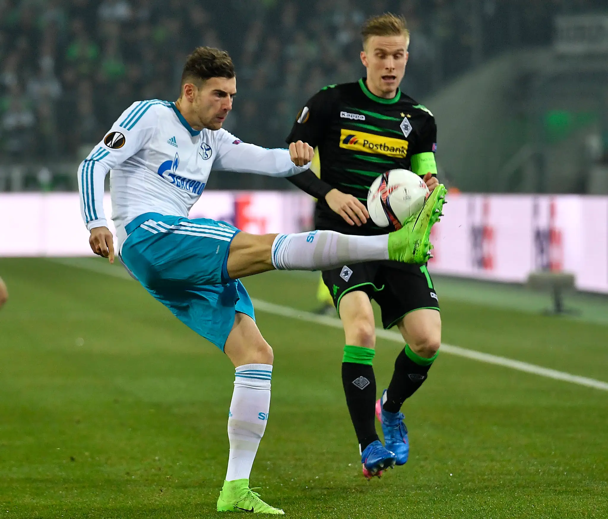 Leon Goretzka (vľavo) zo Schalke bojuje o loptu s Oscarom Wendtom z Borussie Mönchengladbach v odvete osemfinále EL.