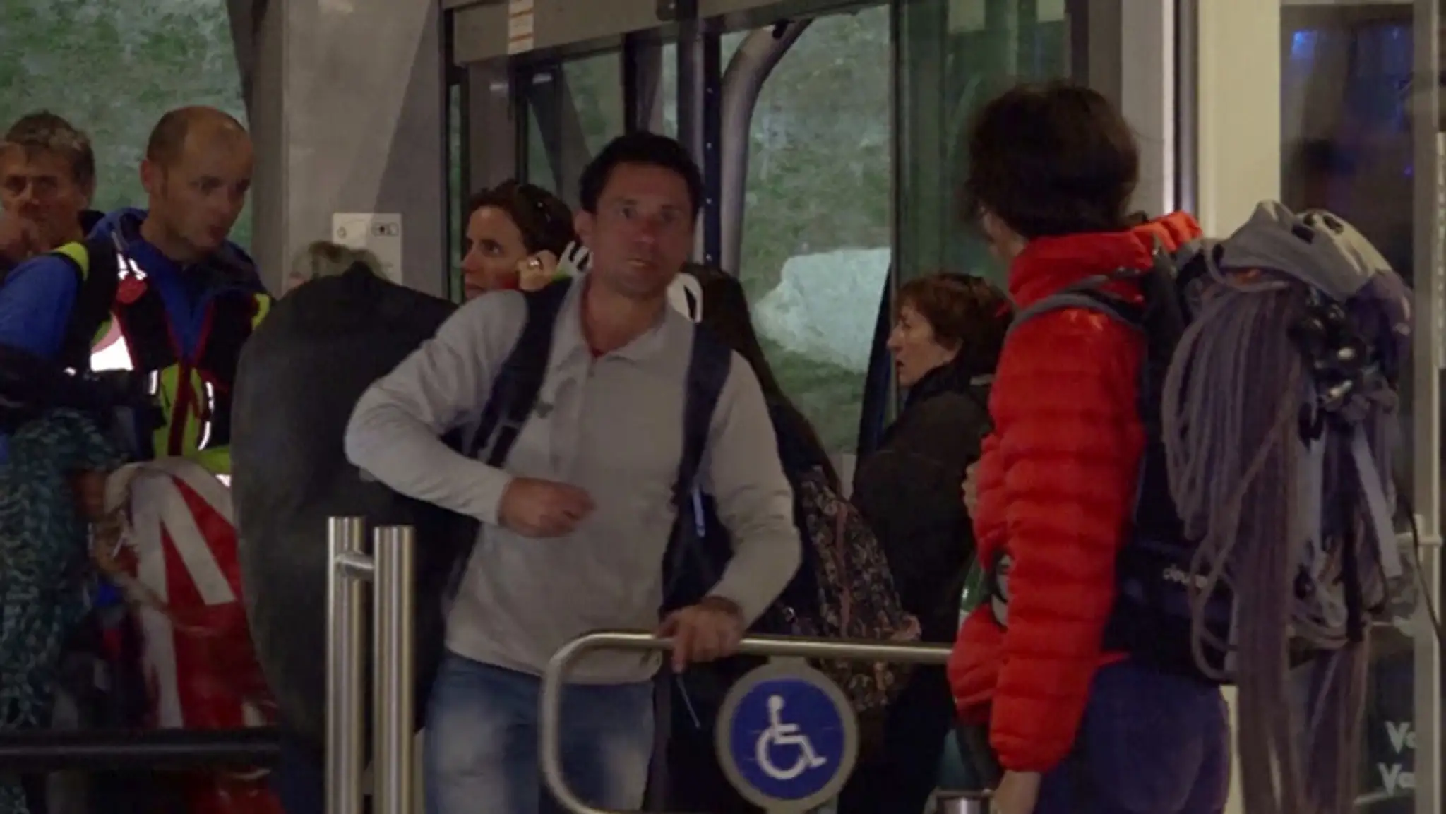 Turisti uviazli v lanovke na masíve Mont Blanc.