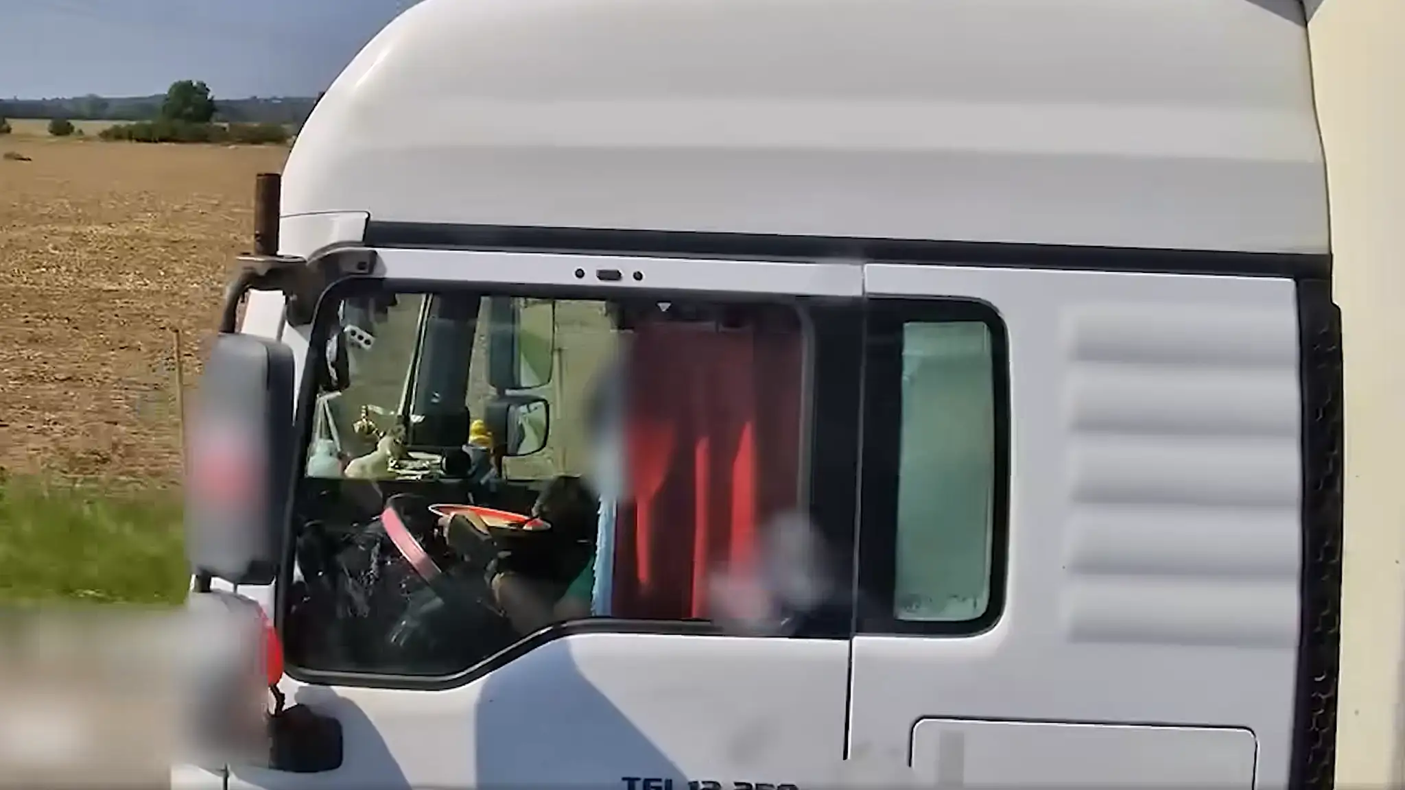  Vodič kamiónu pri šoférovaní jedol obed z taniera