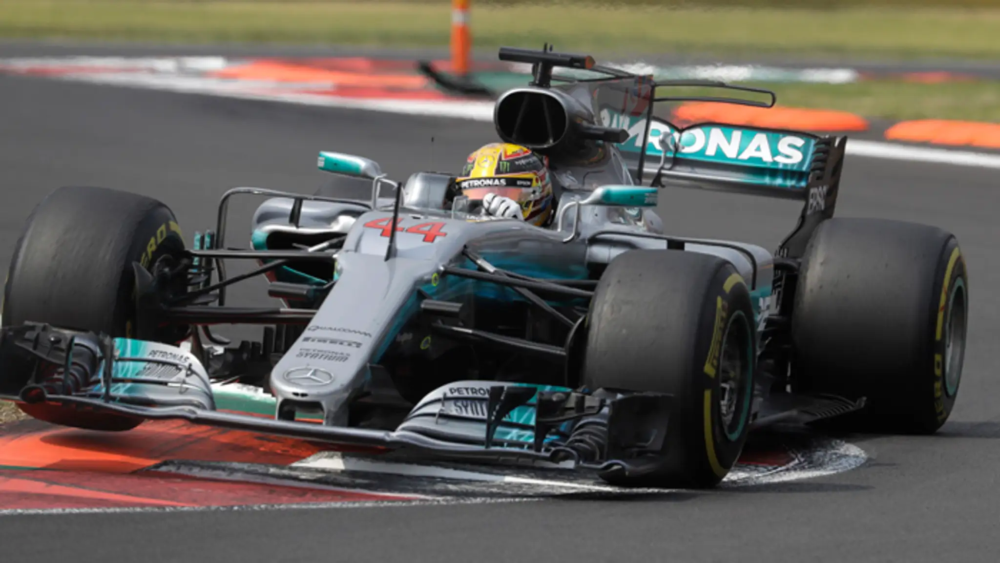 Lewis Hamilton sa teší zo štvrtého titulu majstra sveta F1.