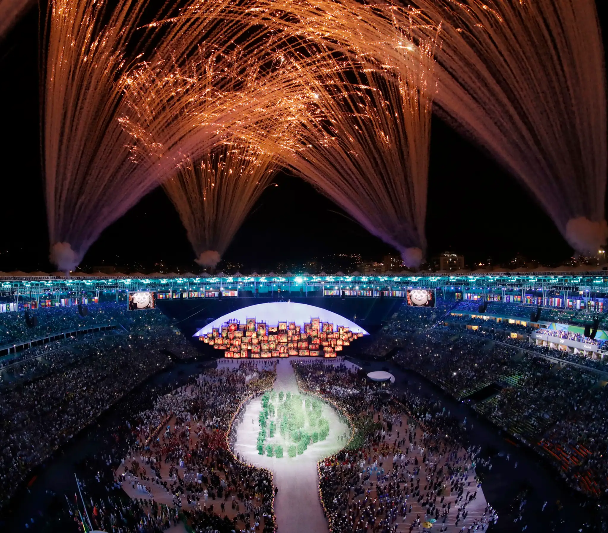 Ohňostroj tesne pred koncom otváracieho ceremoniálu OH v Riu.