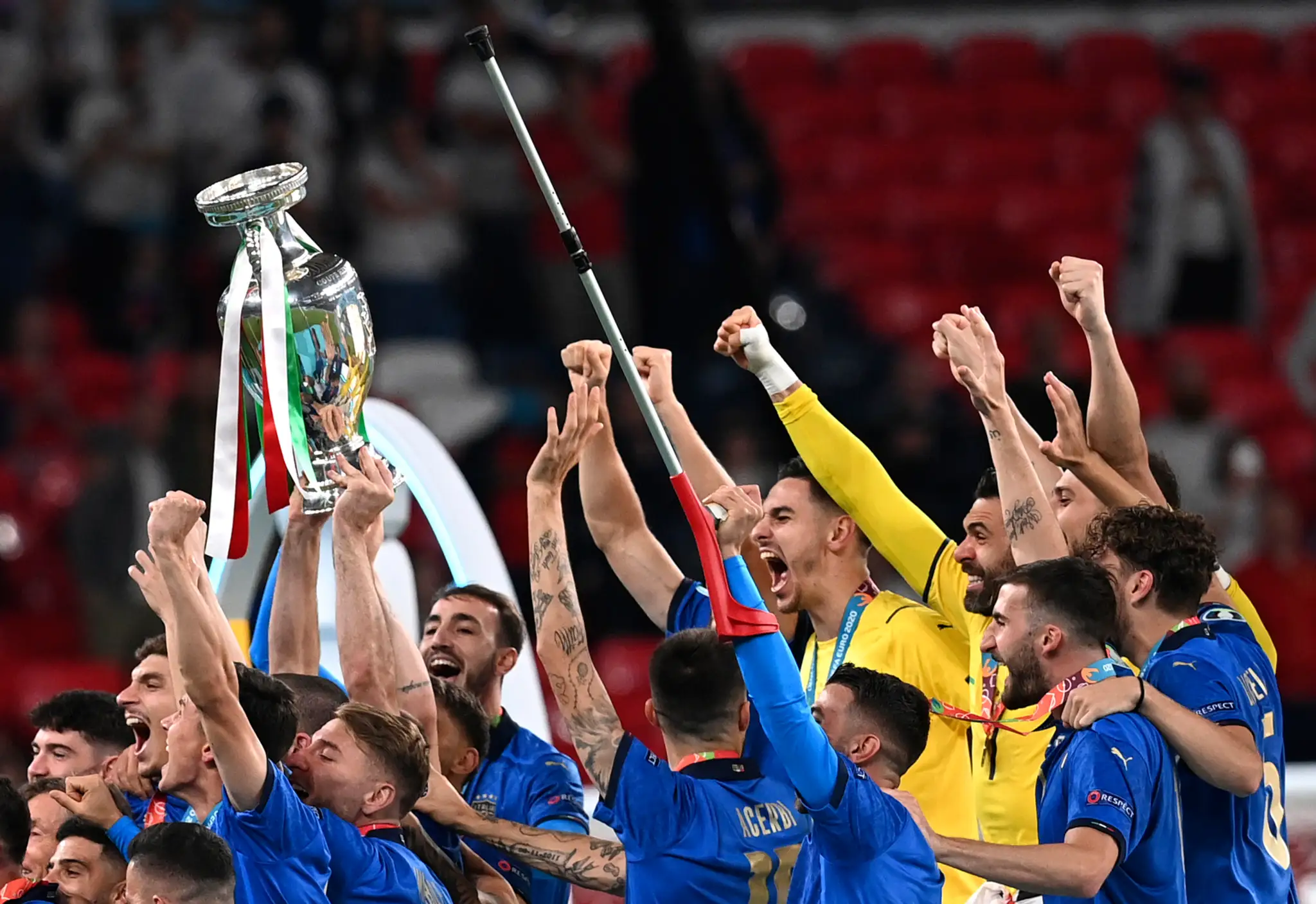 Taliani oslavujú po zisku trofeje.