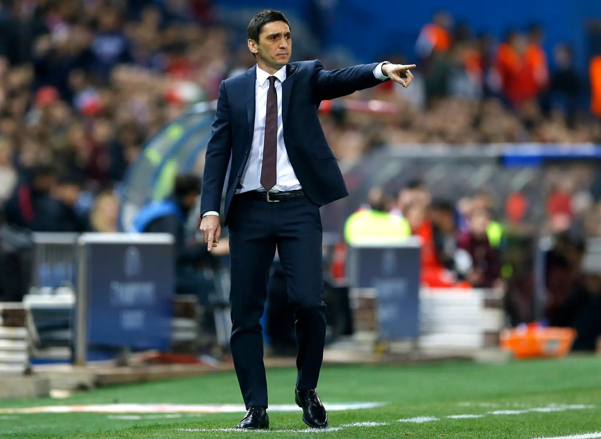Kouč Leverkusenu Tayfun Korkut počas odvety osemfinále LM proti Atléticu Madrid.