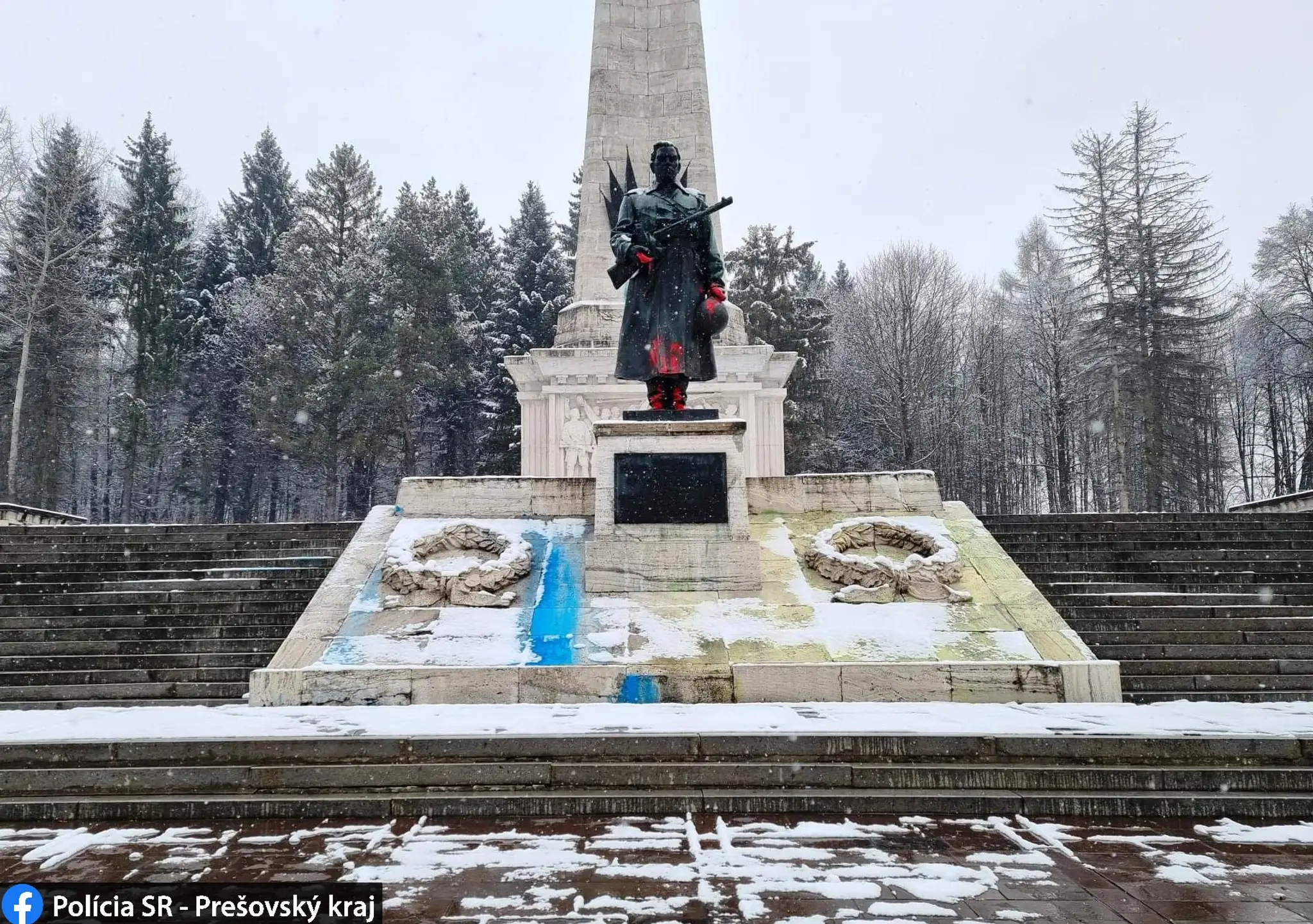 Poškodený Pamätník sovietskej armády vo Svidníku.