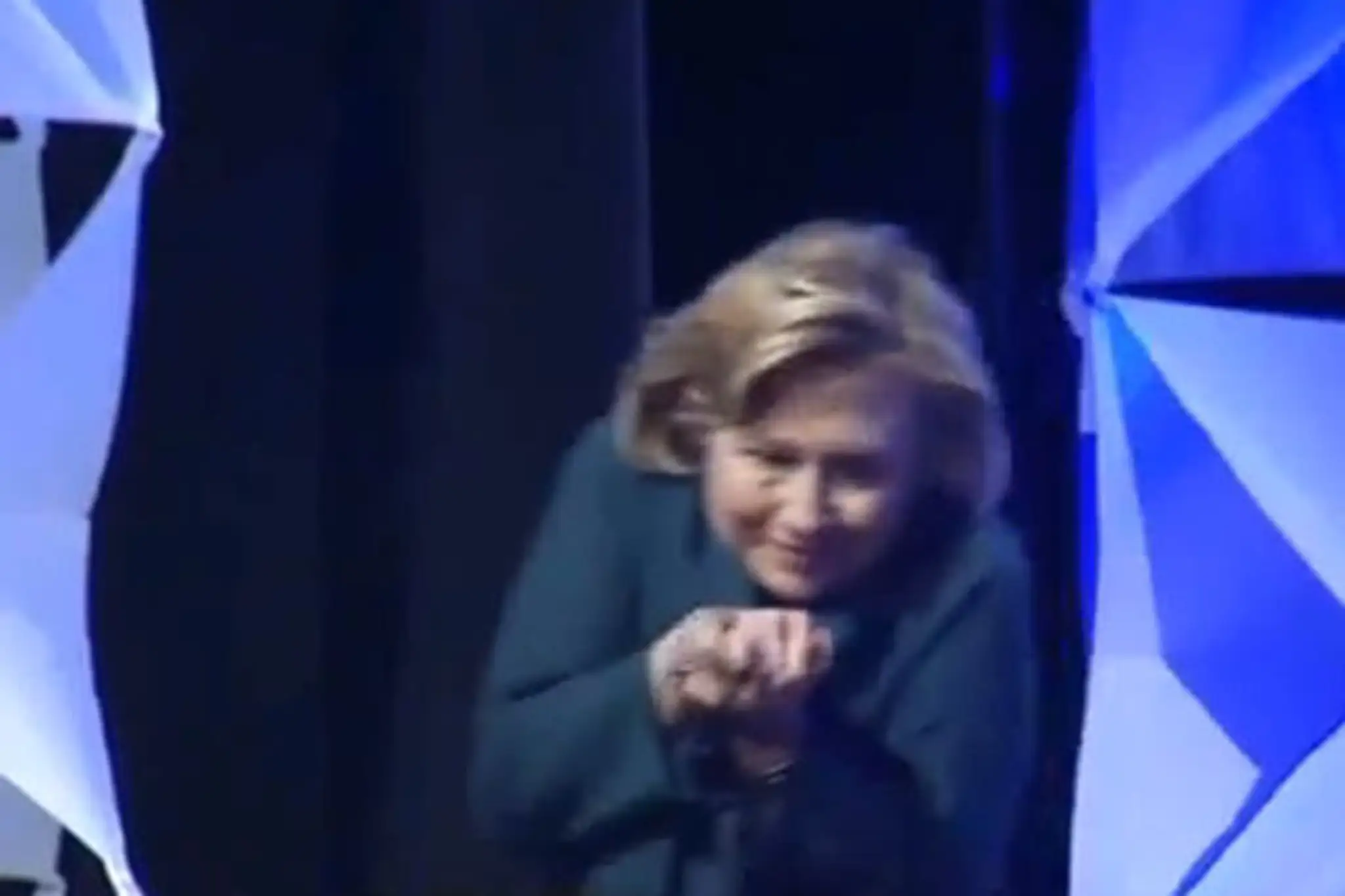 Clintonová sa počas prejavu musela uhnúť letiacej topánke 