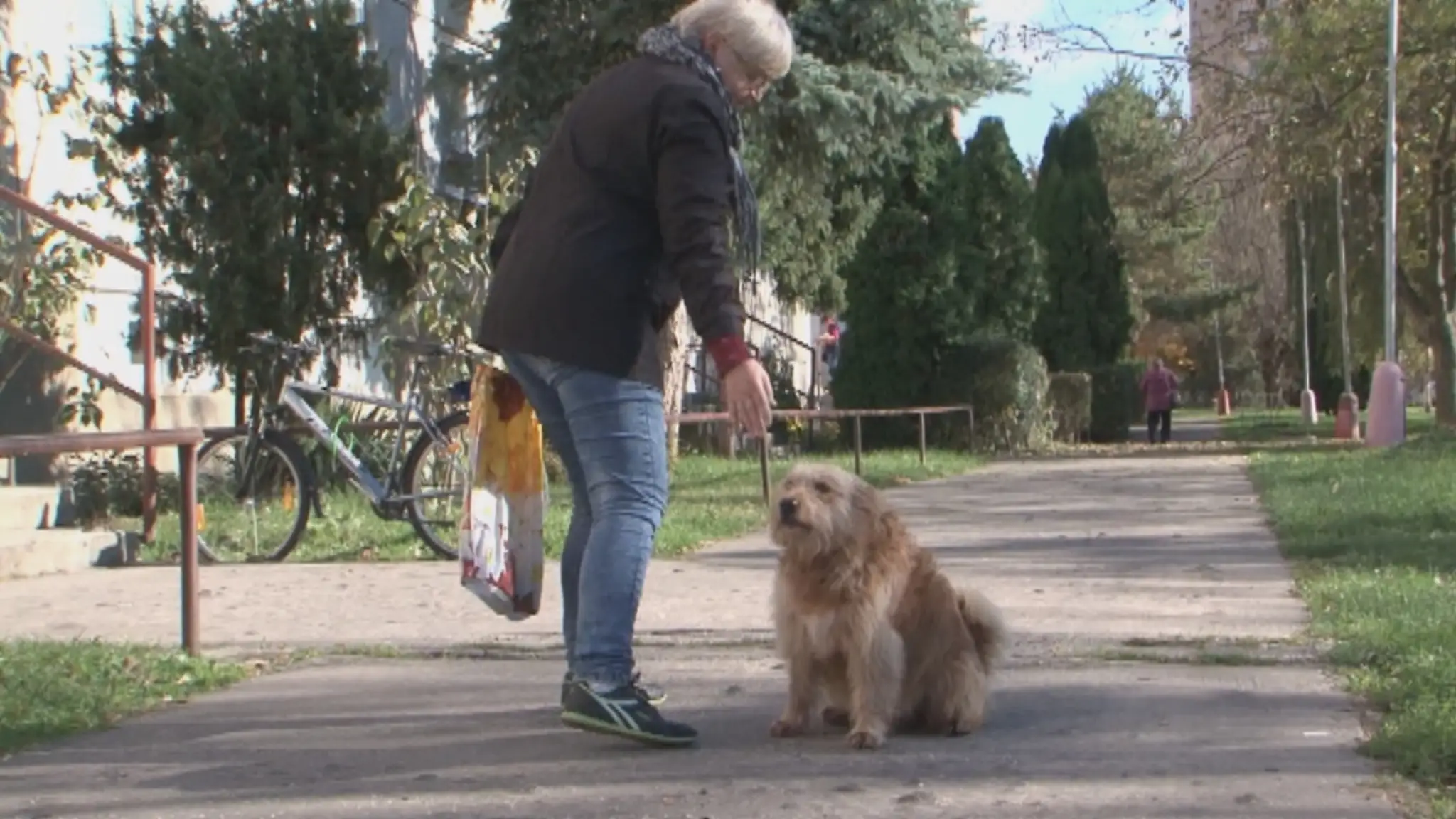 Tulák Ťapko s obyvateľkou Partizánskeho.
