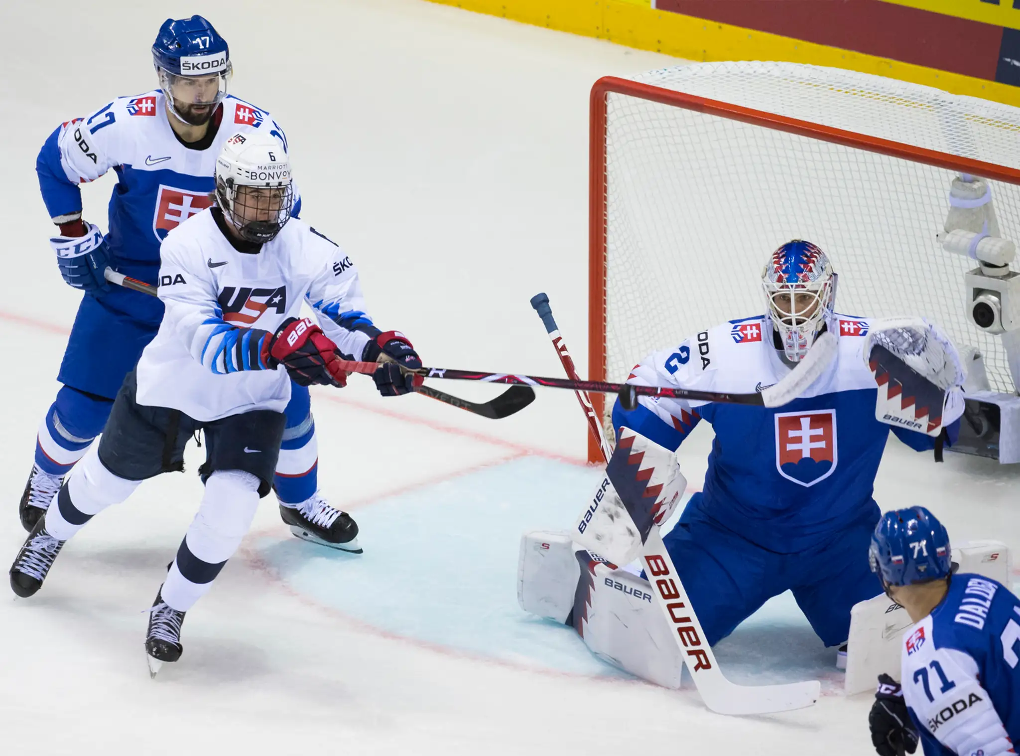 Ladislav Nagy (vľavo) a Američan Clayton Keller v zápase na MS 2019.