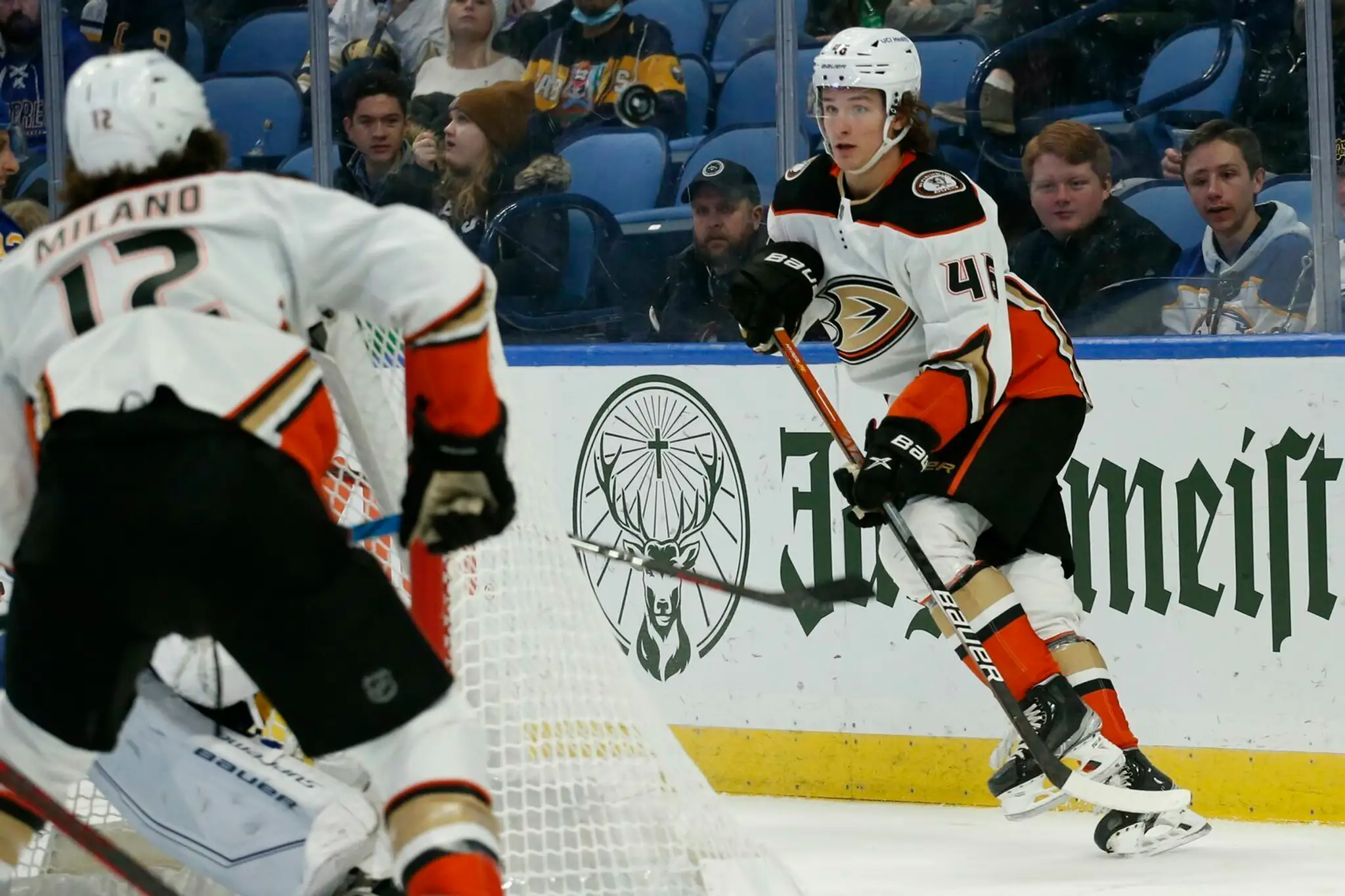 Trevor Zegras z Anaheimu (vpravo) proti Buffalu.