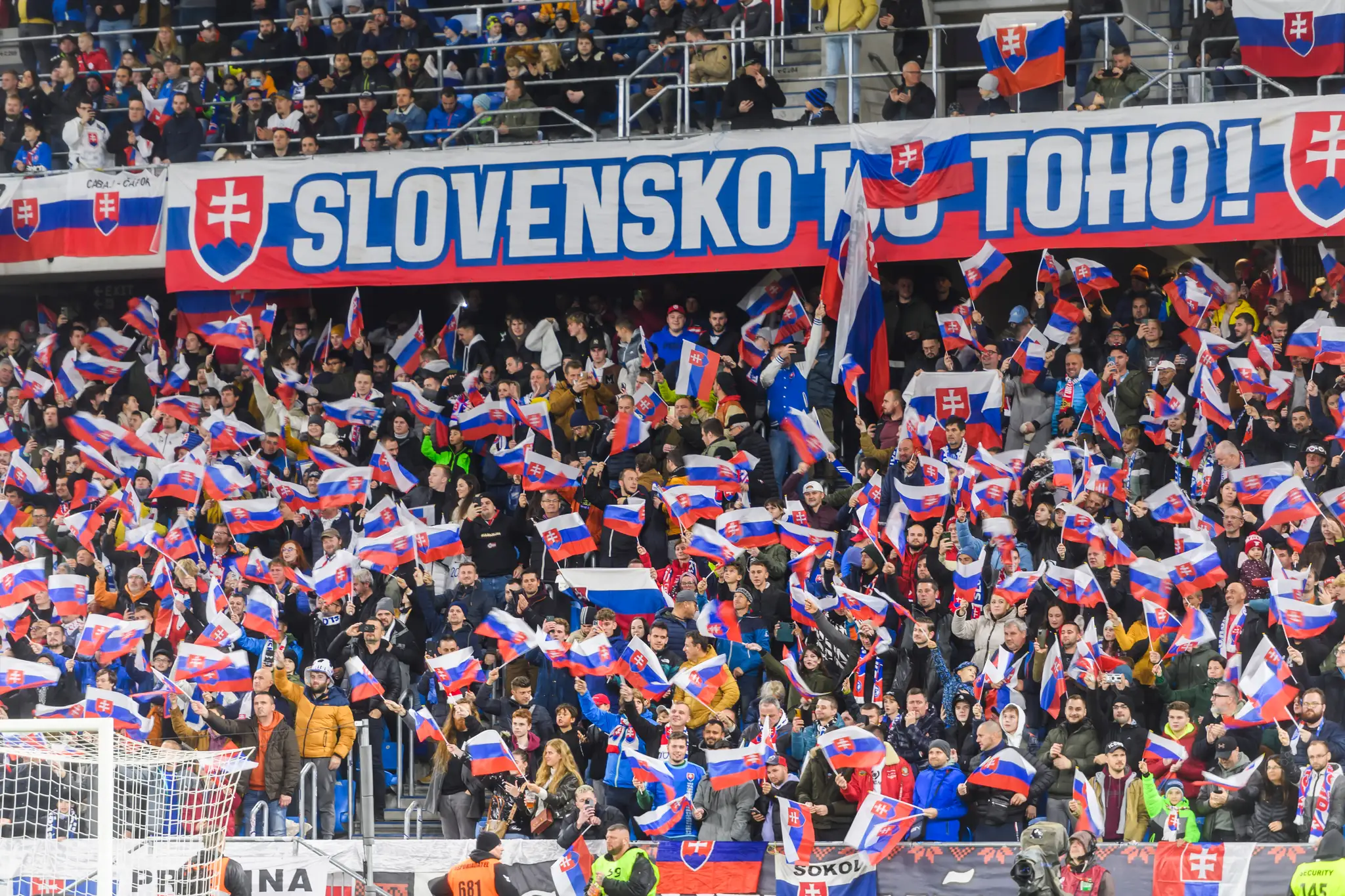Fanúšikovia Slovenska v zápase kvalifikácie ME 2024 proti Islandu.
