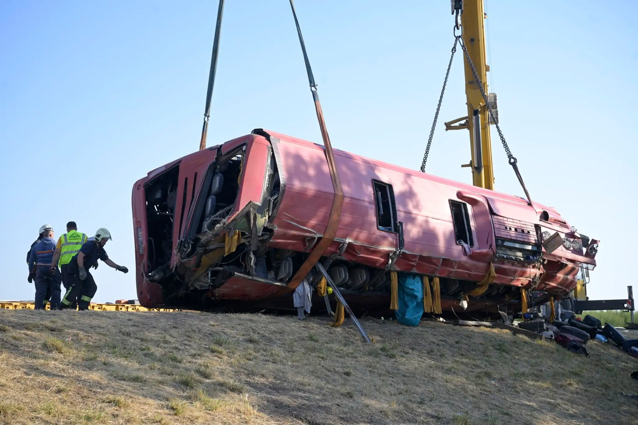 Pri nehode poľského autobusu zahynulo najmenej 12 ľudí.