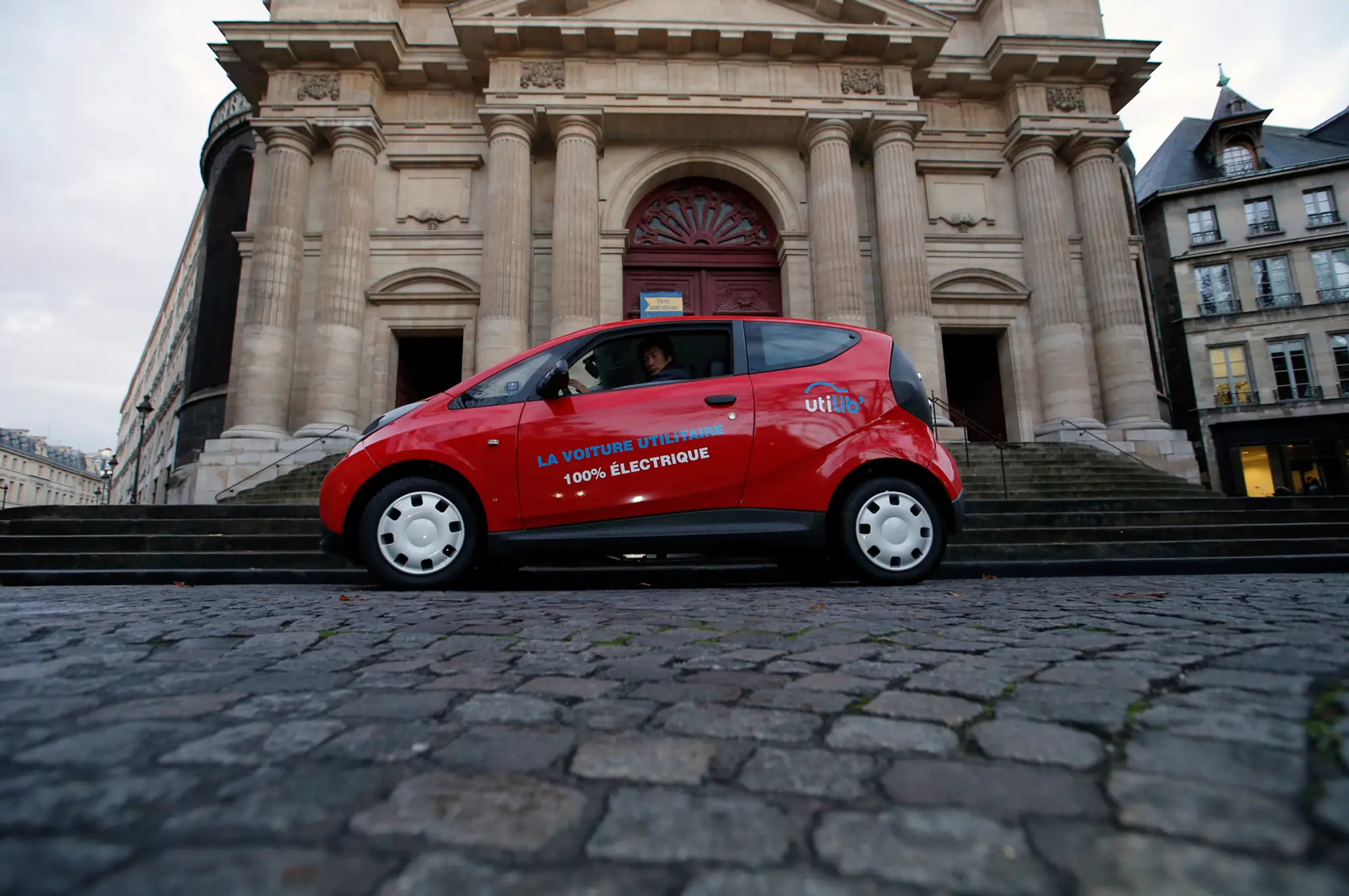 Utilib, auto na elektrický pohon, ktoré je určené skôr na prepravu tovaru, ako cestujúcich odprezentovali v Paríži.