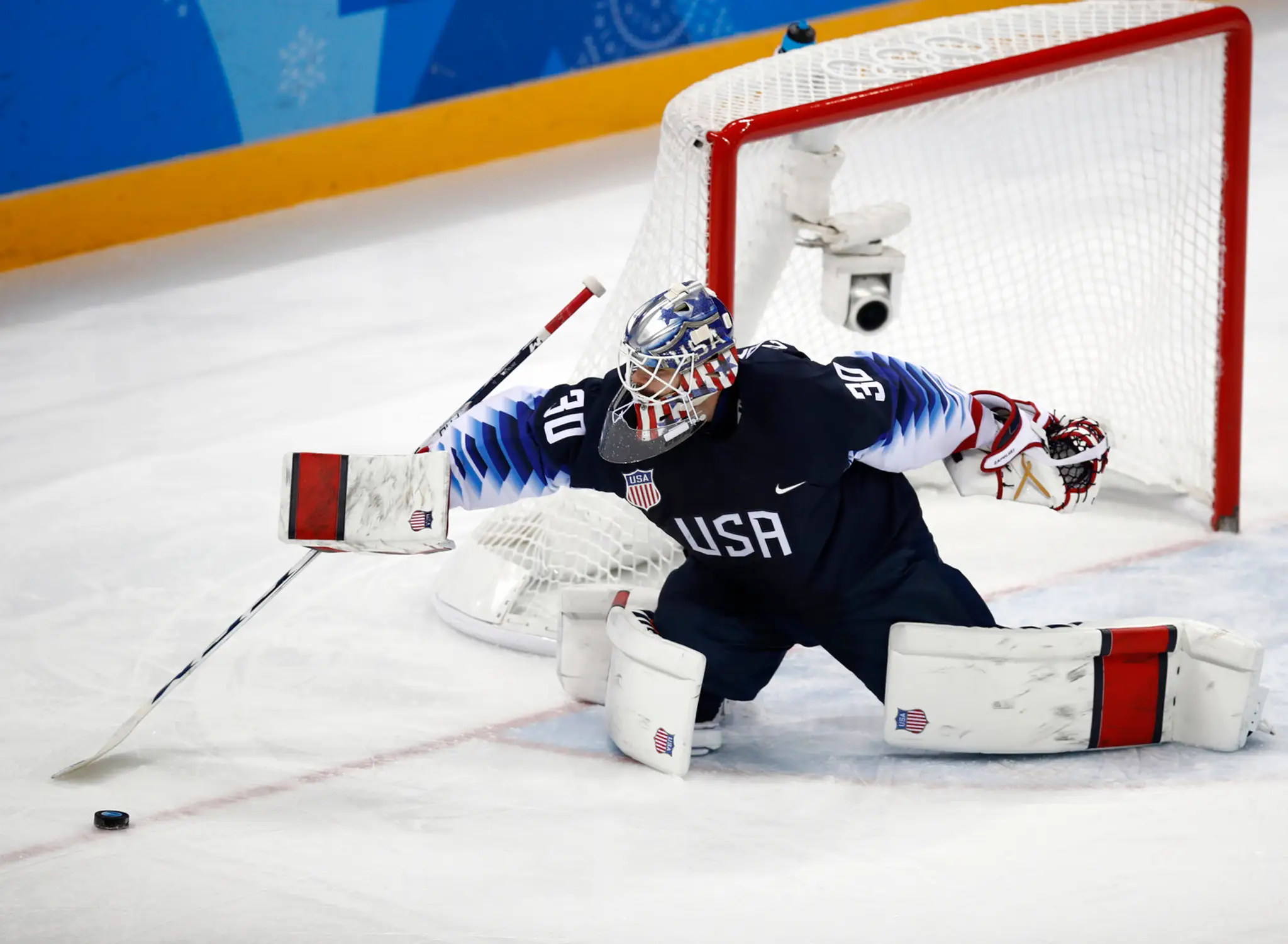 Brankár USA Ryan Zapolski chytá puk v osemfinále ZOH 2018 proti Slovensku.