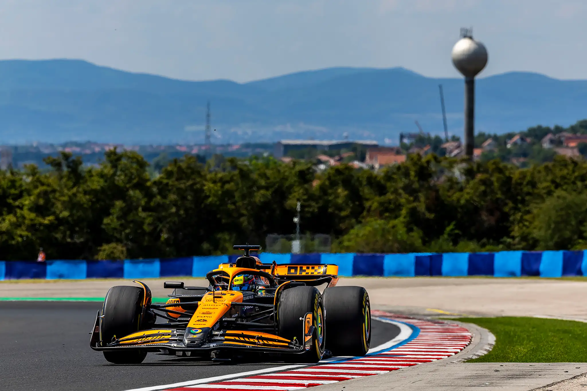Oscar Piastri z McLarenu na trati v Maďarsku.