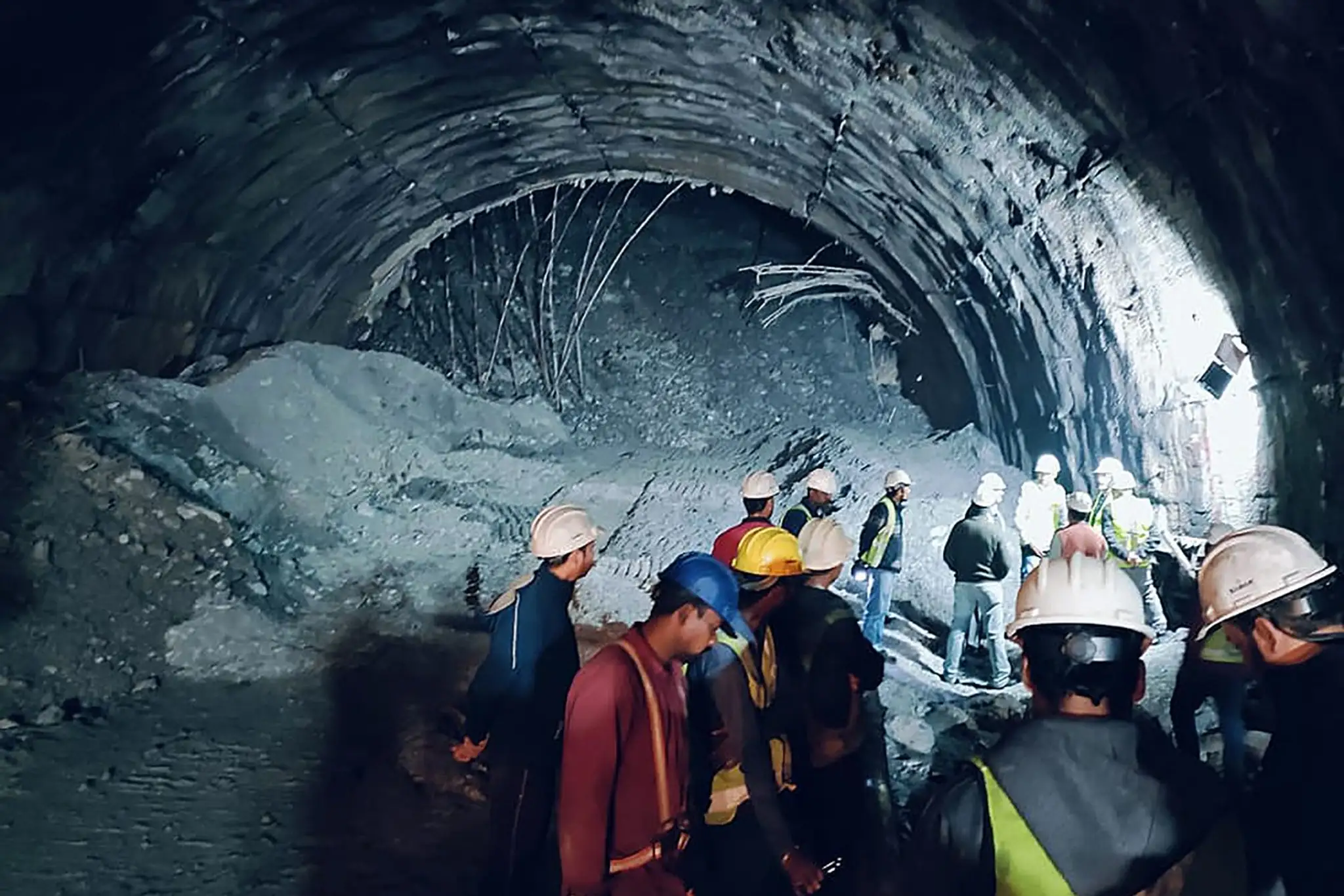 Zasypaný tunel uväznil robotníkov.