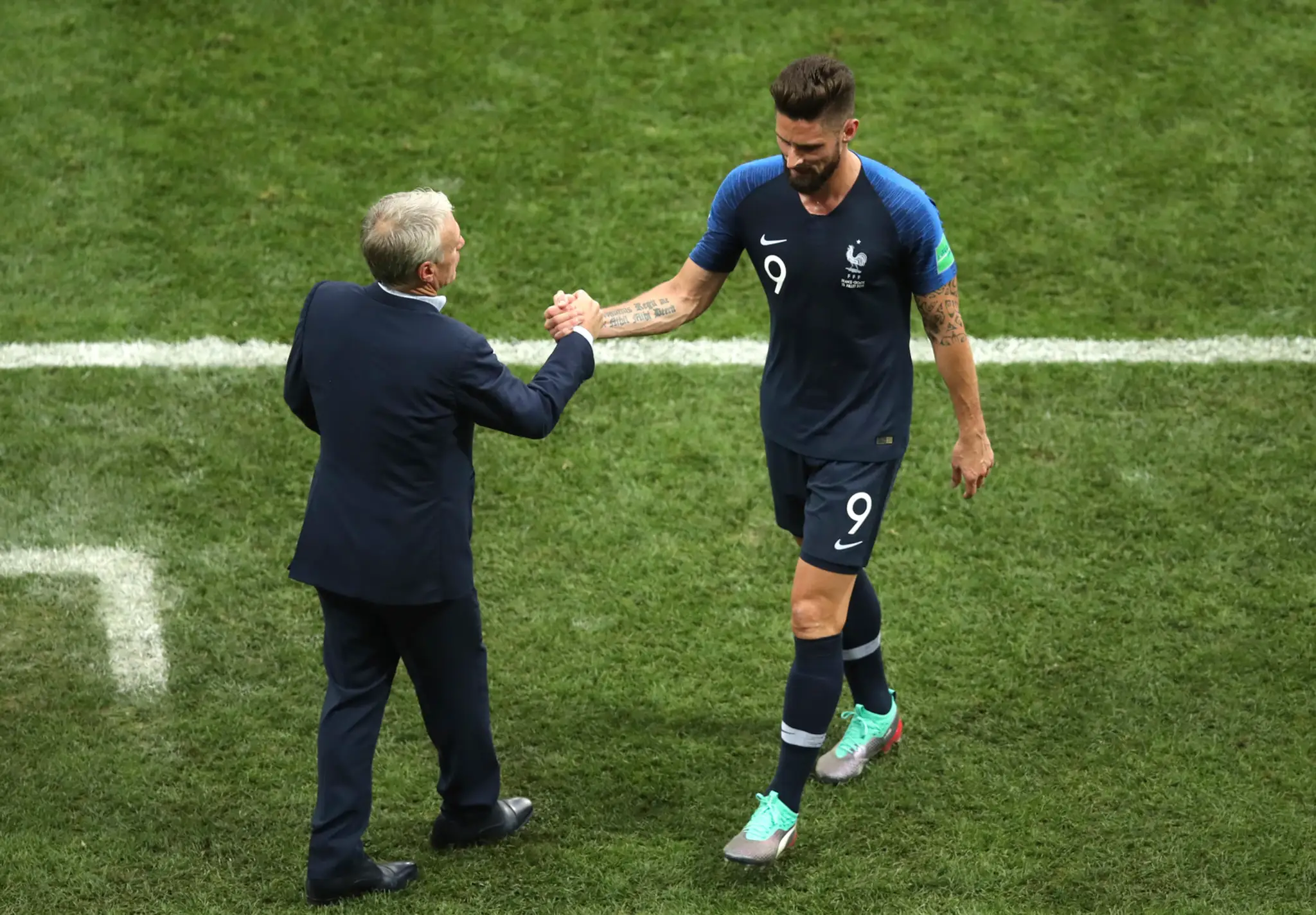 Tréner Didier Deschamps ďakuje striedajúcemu Olivierovi Giroudovi počas finále futbalových MS 2018..jpg