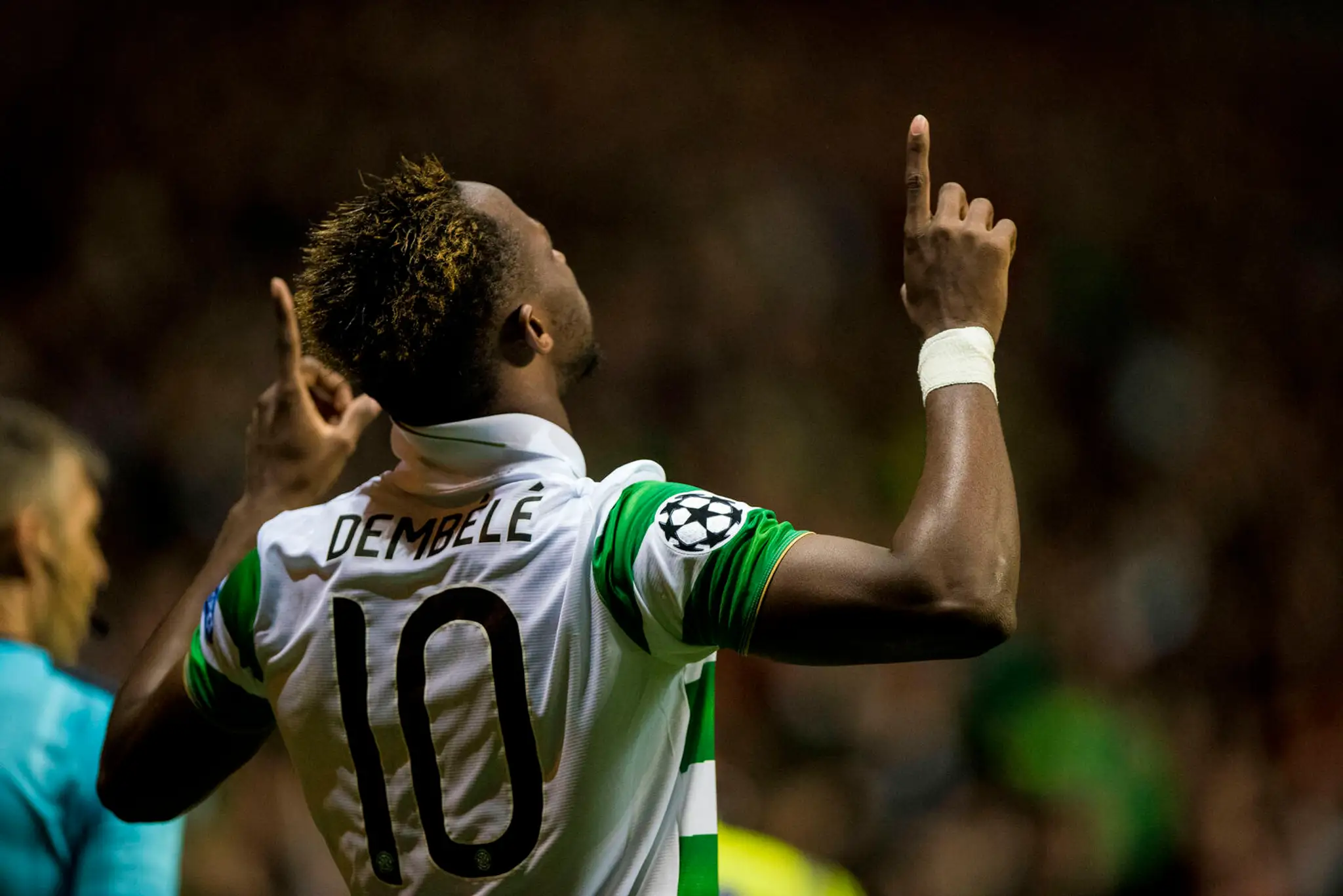 Moussa Dembélé zo Celticu Glasgow jasá po góle do siete Manchestru City v zápase LM.