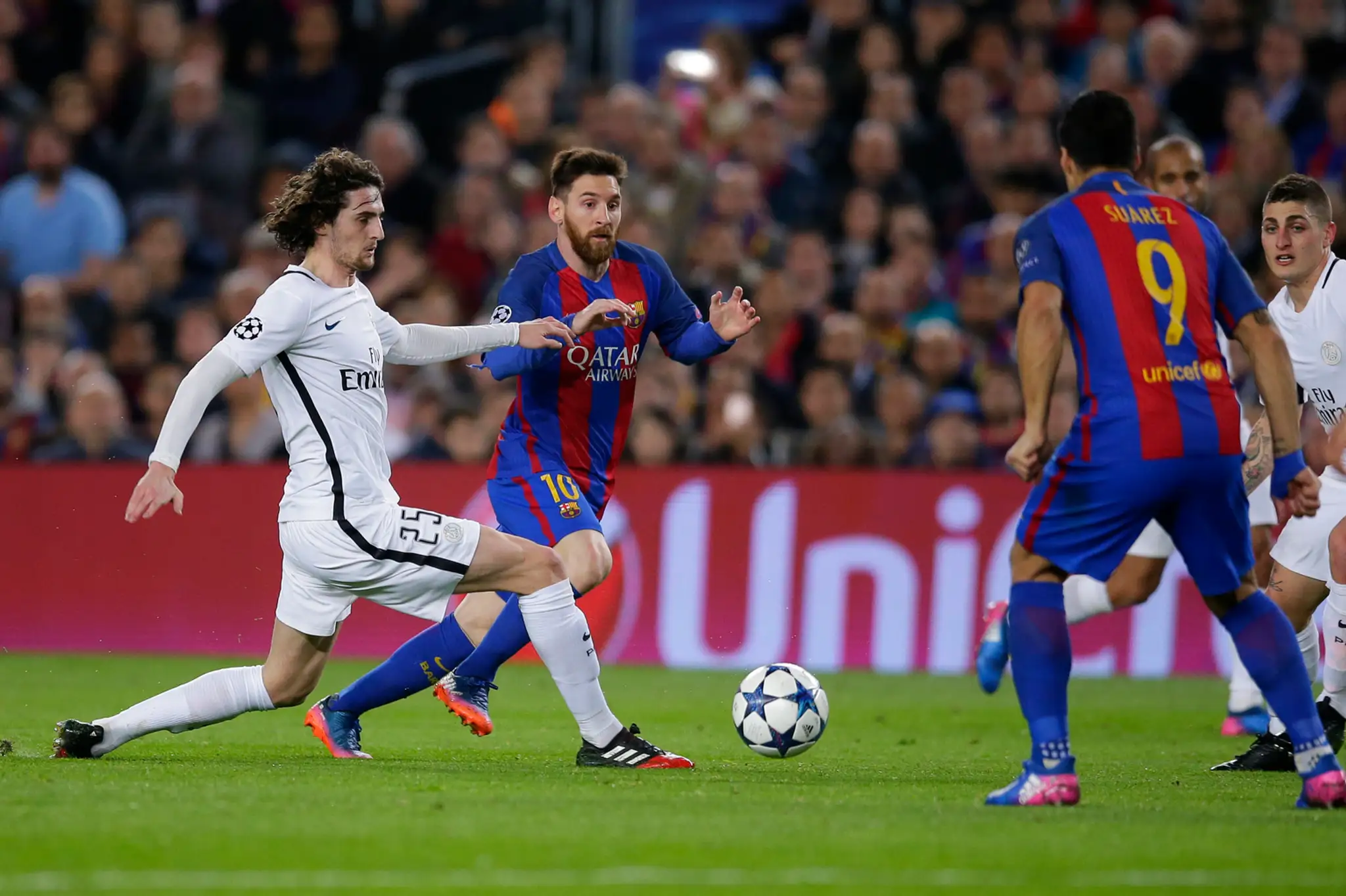 Lionela Messiho (v strede) z Barcelony atakuje v odvete osemfinále LM Adrien Rabiot z PSG.