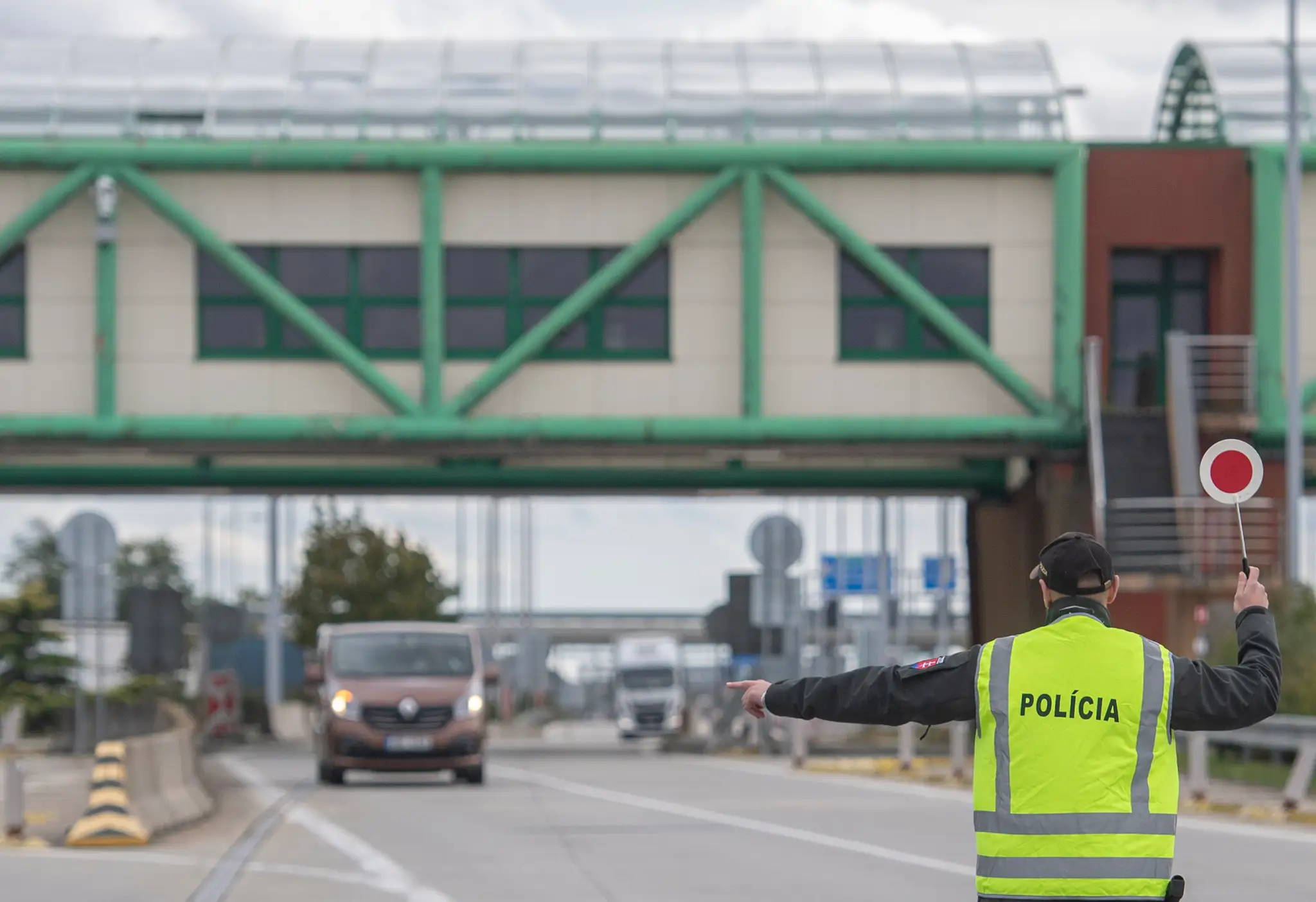 Policajné kontroly na diaľničnom hraničnom priechode Čunovo - Rajka
