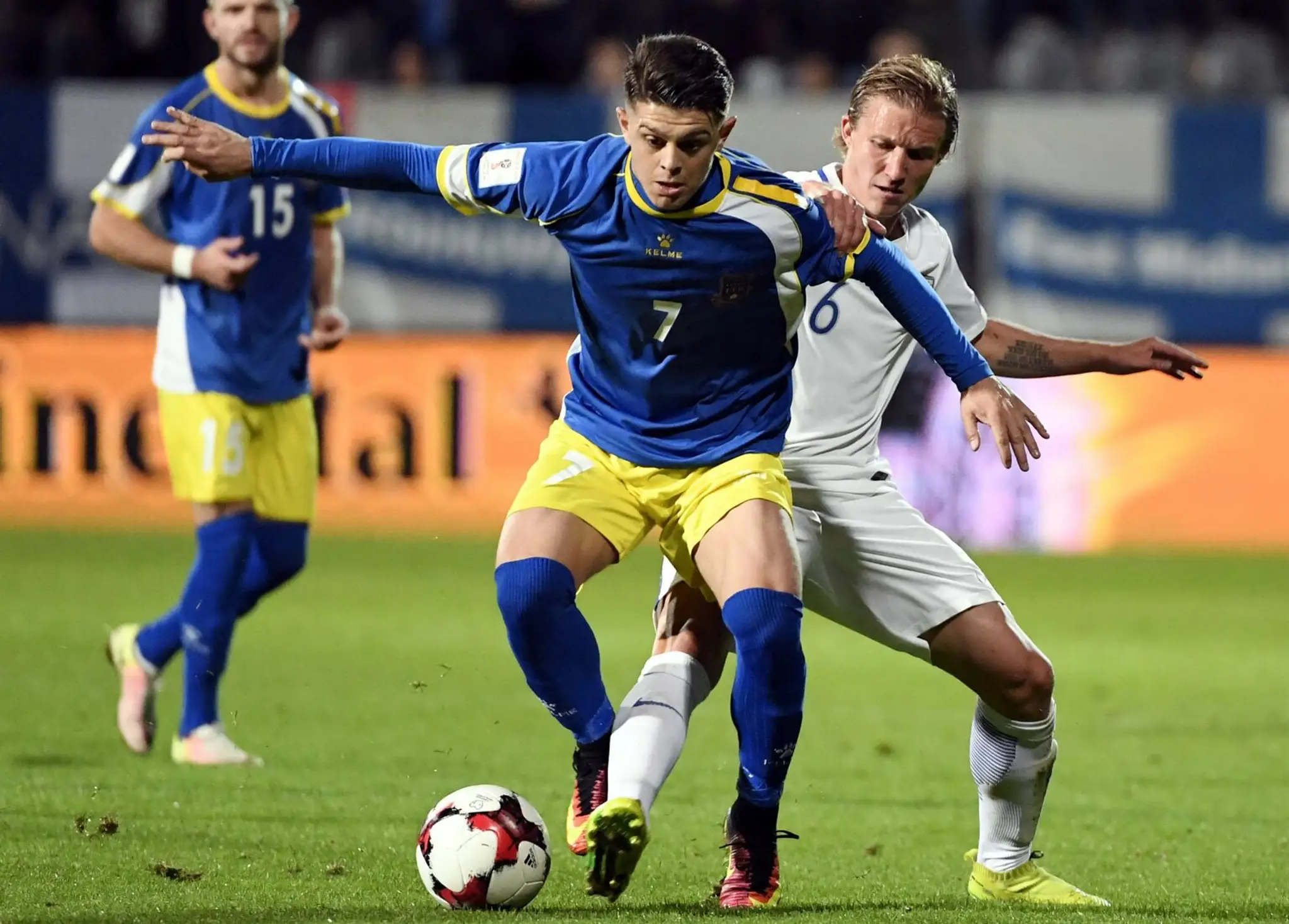 Kosovčan Milot Rašica (v modrom) proti Fínovi Aleksandrovi Ringovi v kvalifikácii MS 2018.