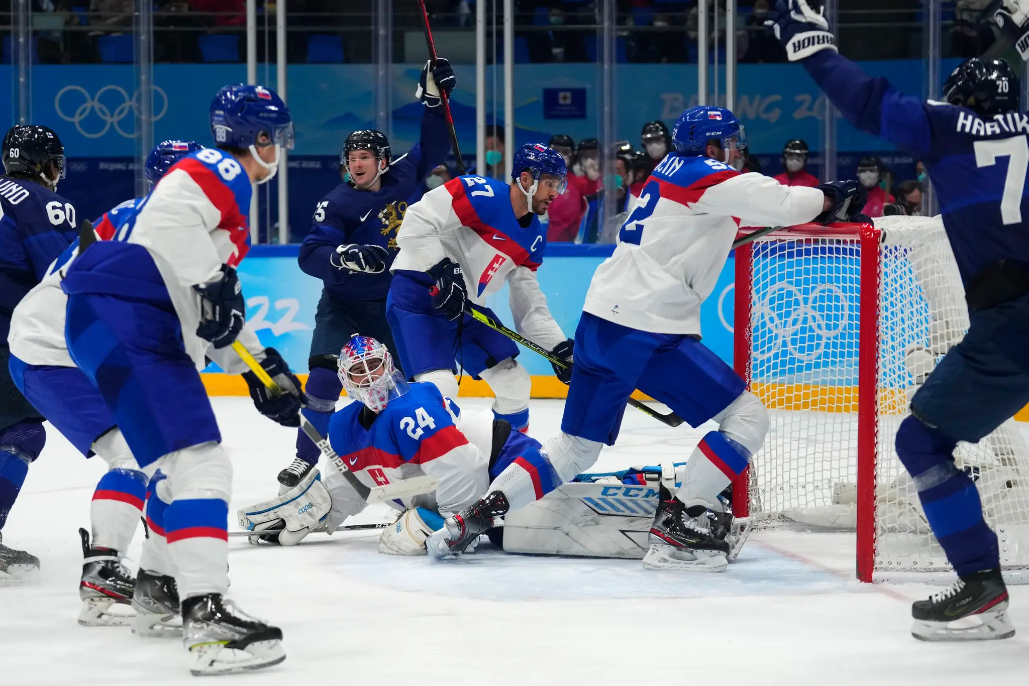 Fín Sakari Manninen (v strede vzadu) sa teší z gólu proti Slovensku na ZOH 2022.