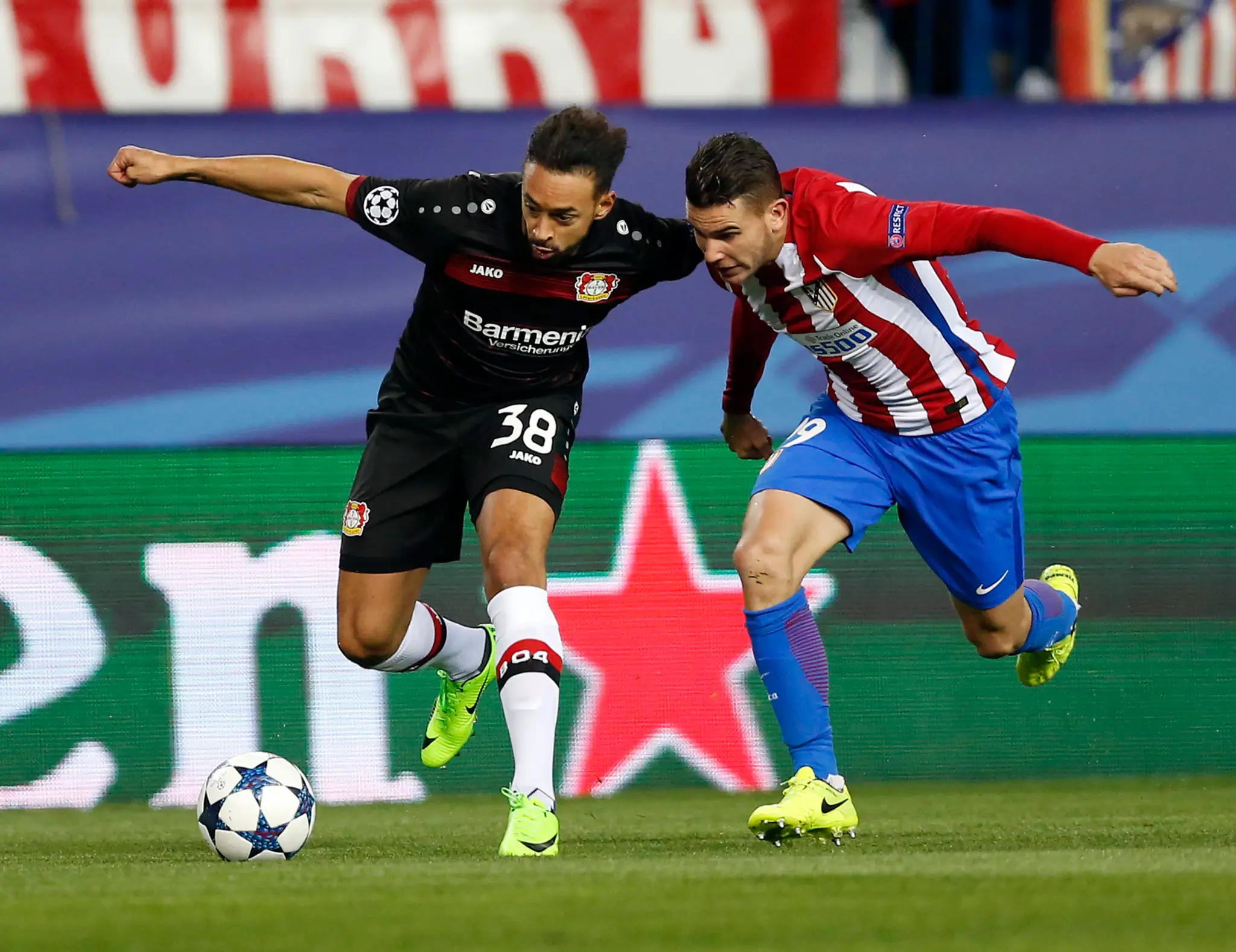 Karim Bellarabi (vľavo) z Leverkusenu bojuje o loptu s Lucasom Hernándezom z Atlética v odvete osemfinále LM.