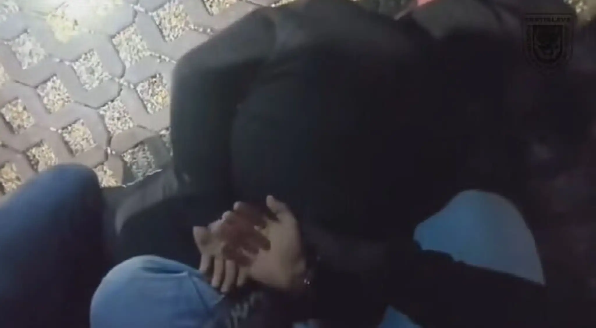 Muž podozrivý z drogovej trestnej činnosti sa pokúsil policajtom utiecť počas razie v Bratislave.