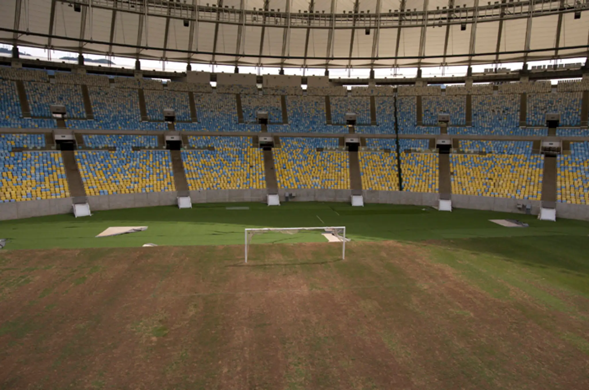 Vyschnutý trávnik na futbalovom štadióne Maracana.