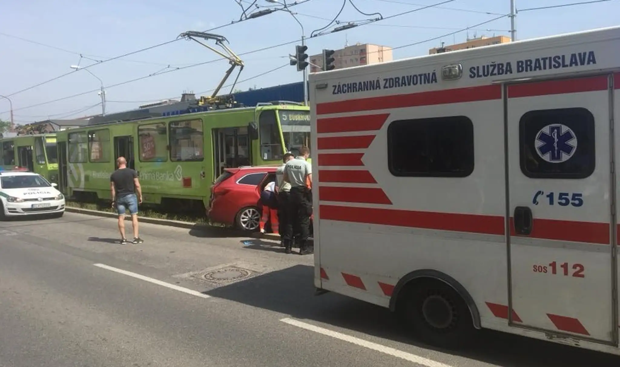 Nehoda auta s električkou na Račianskej ulici v Bratislave.