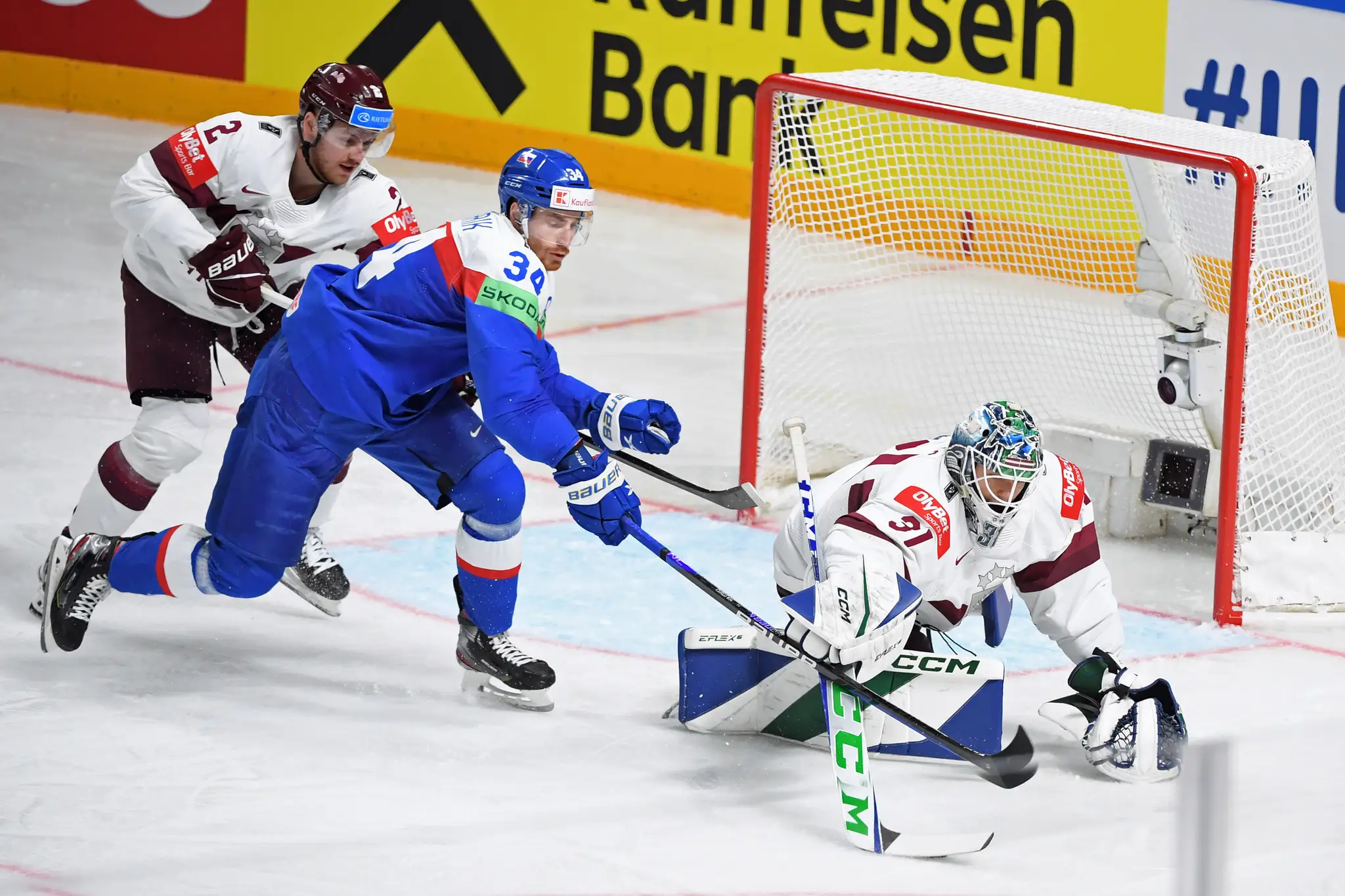 Karlis Čukste (Lotyšsko), Peter Cehlárik a lotyšský brankár Arturs Šilovs v zápase základnej B-skupiny Slovensko - Lotyšsko