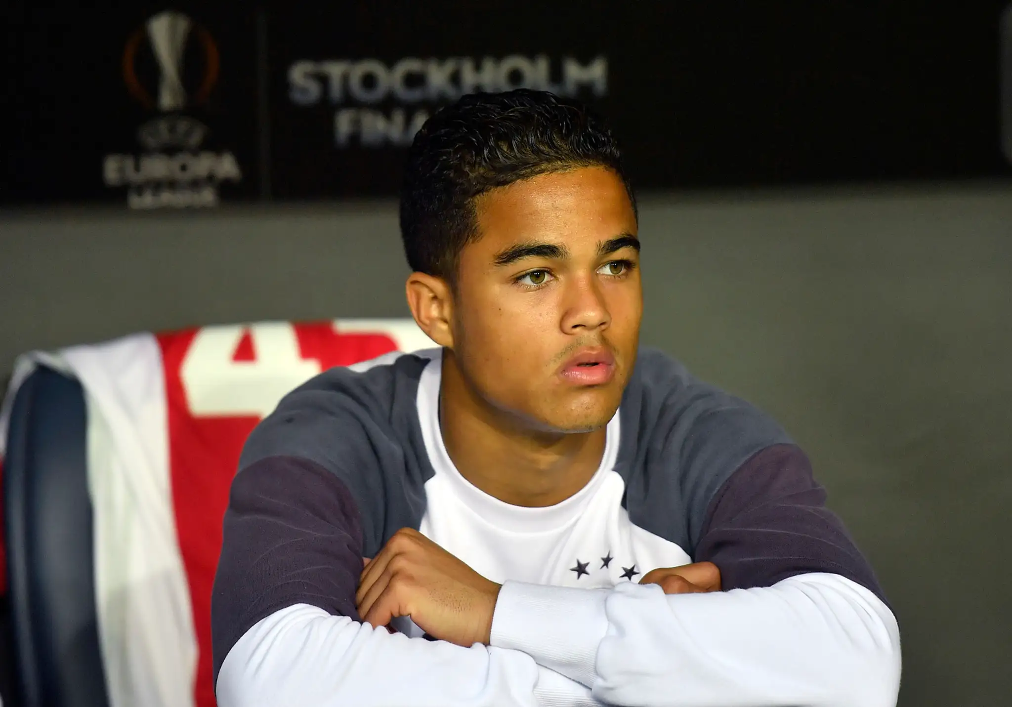 Tínedžer Ajaxu Patrick Kluivert sedí na lavičke pred finále EL proti ManUtd. 
