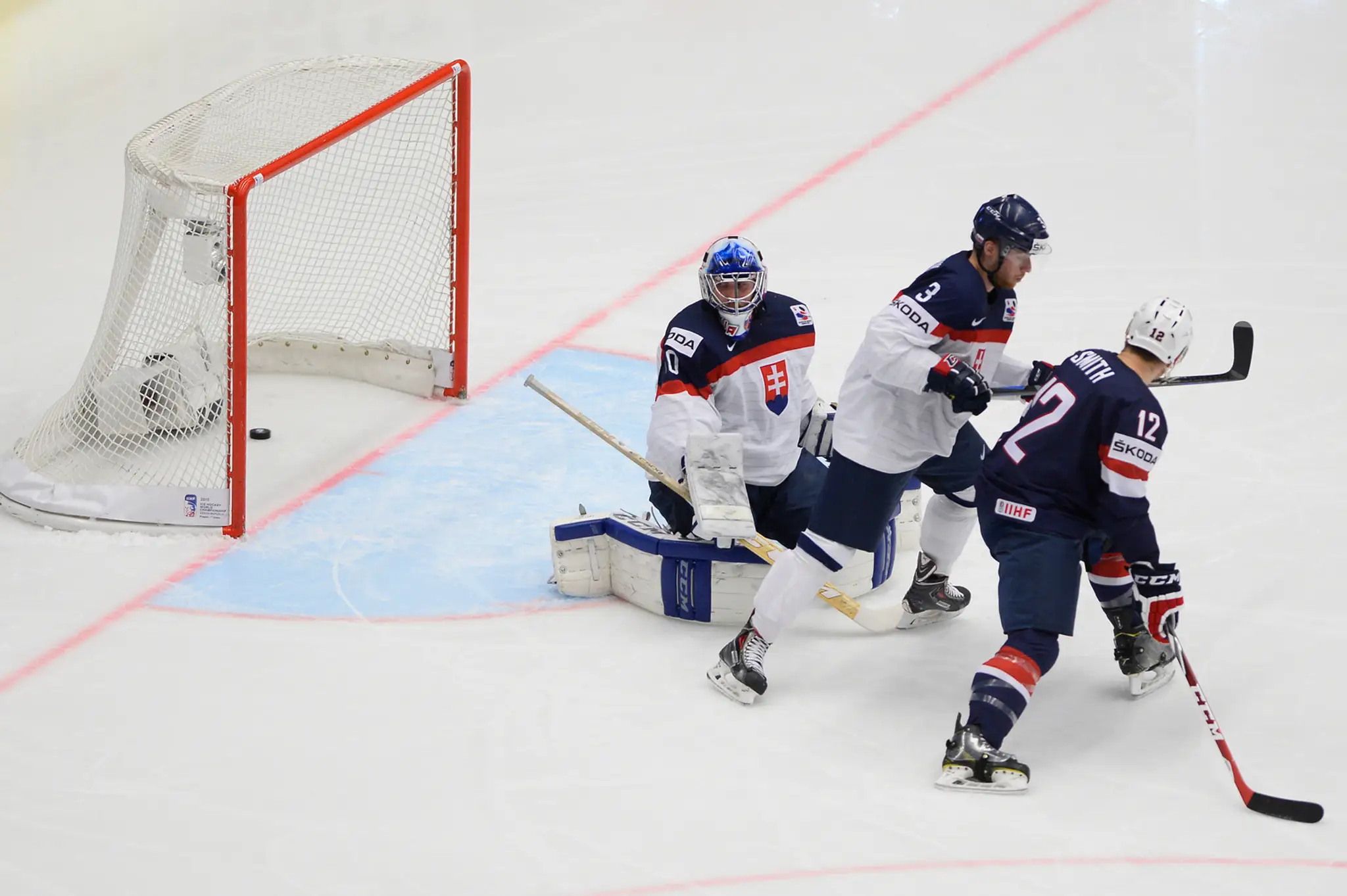 Brankár Ján Laco (Slovensko), obranca Adam Jánošík (Slovensko) a Ben Smith (USA)