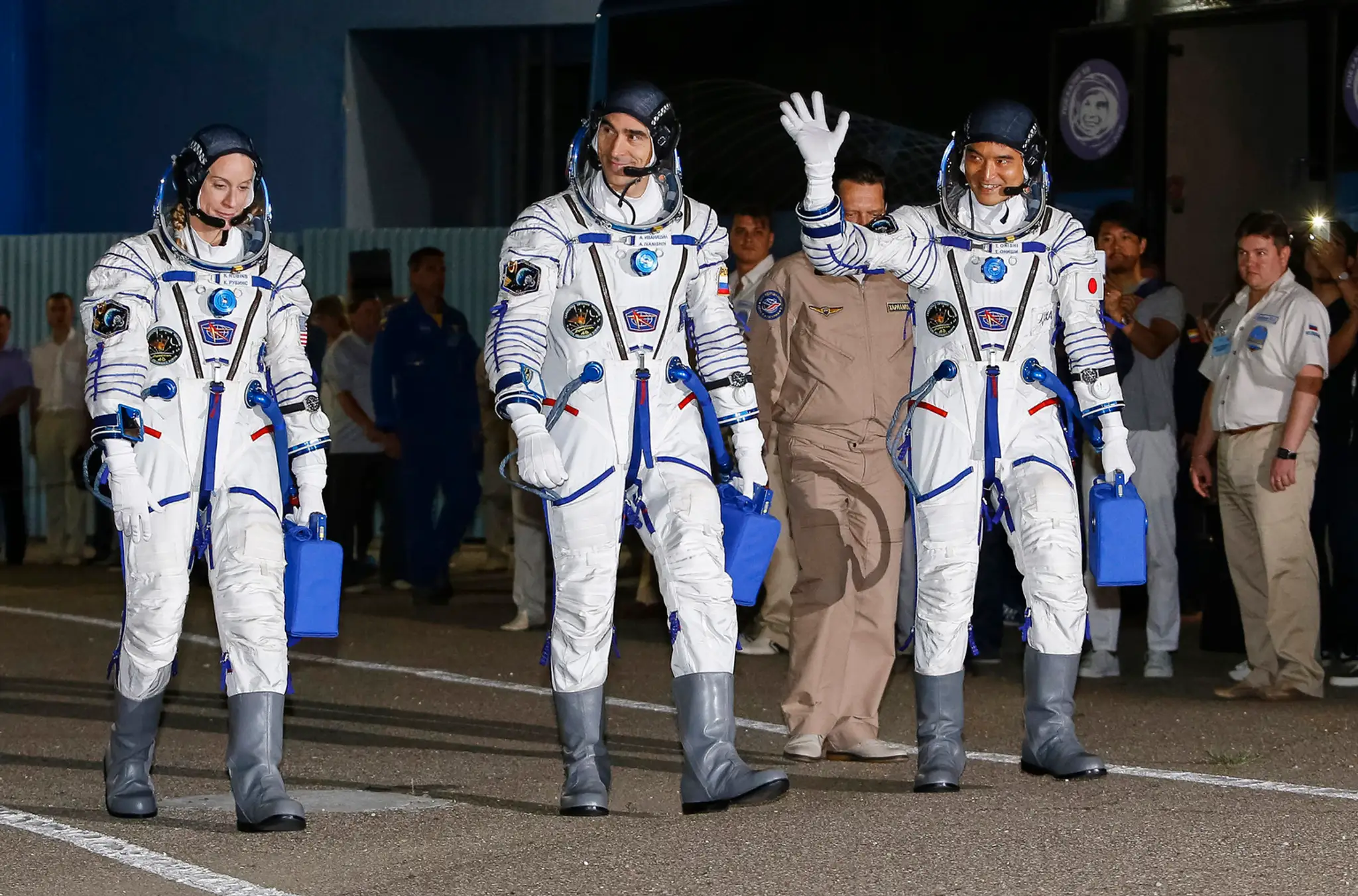 Americká astronautka Kate Rubinsová, ruský kozmonaut Anatolij Ivanišin a japonský astronaut Takuja Oniši.