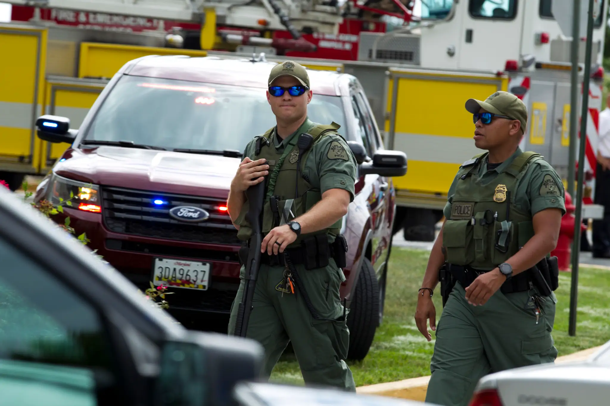 Policajti stoja v okolí sídla redakcie denníka Capital Gazette po streľbe.