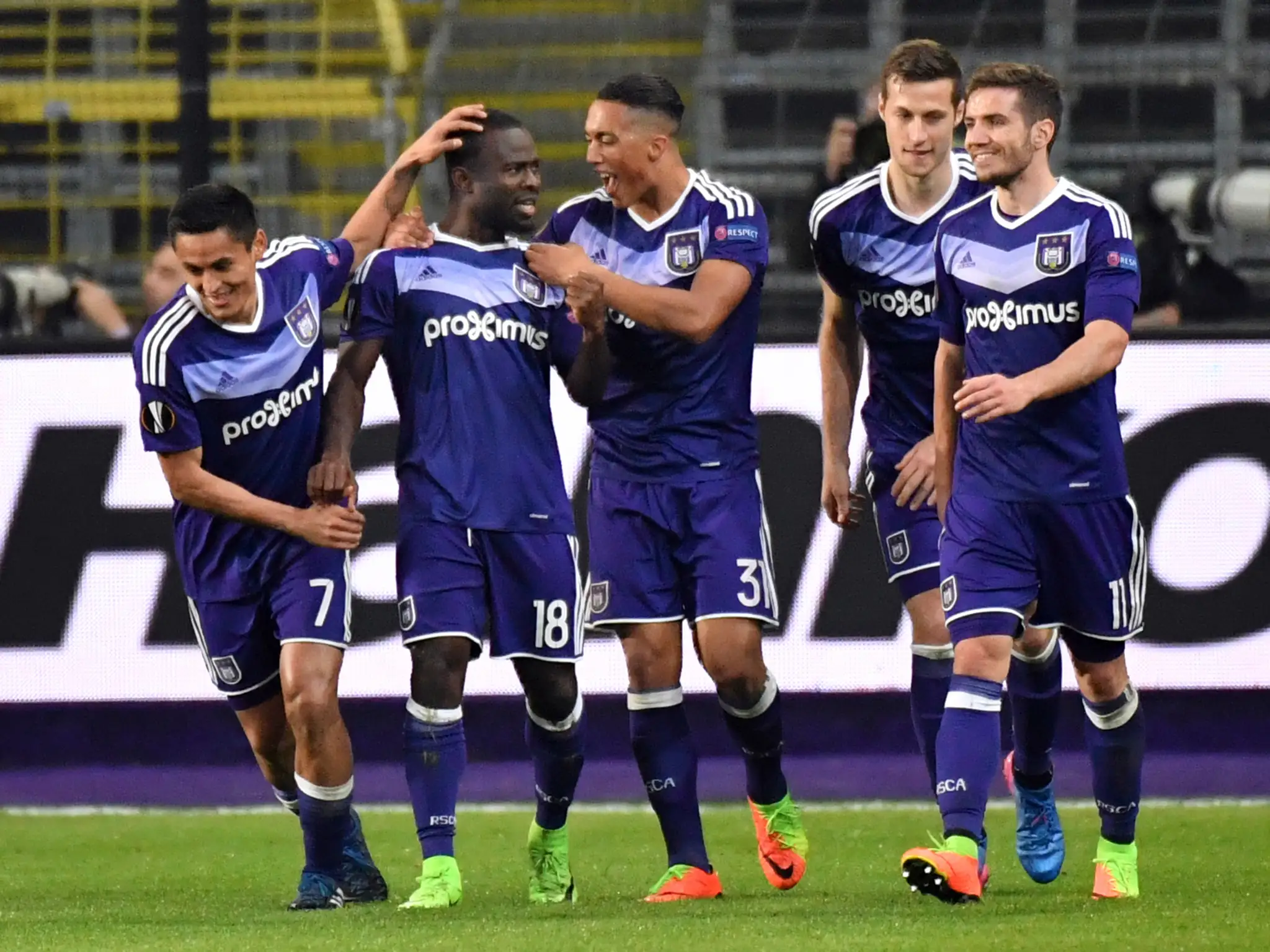 Frank Acheampong (druhý zľava) prijíma gratulácie od spoluhráčov z Anderlechtu po góle v odvete osemfinále EL proti APOELu.