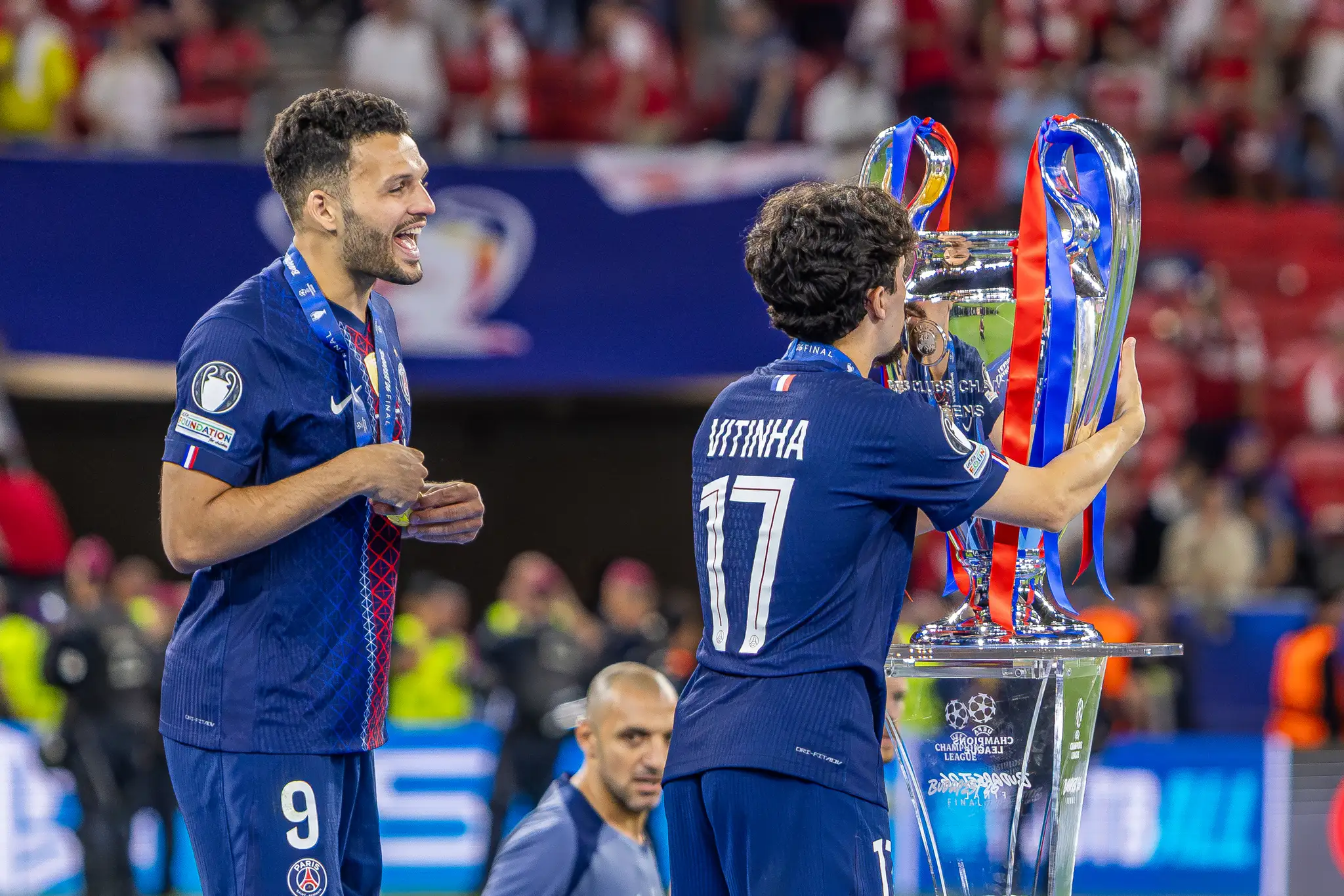 Portugalčan Vitinha pri ušatej trofeji.