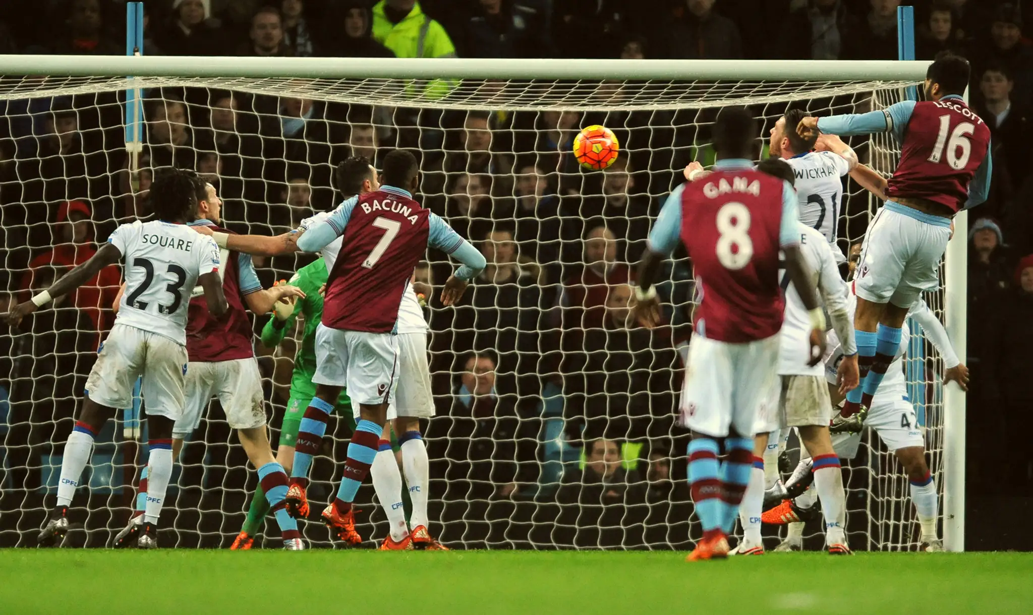 Vpravo hráč Aston Villa Joleon Lescott počas zápasu proti Crystal Palace.