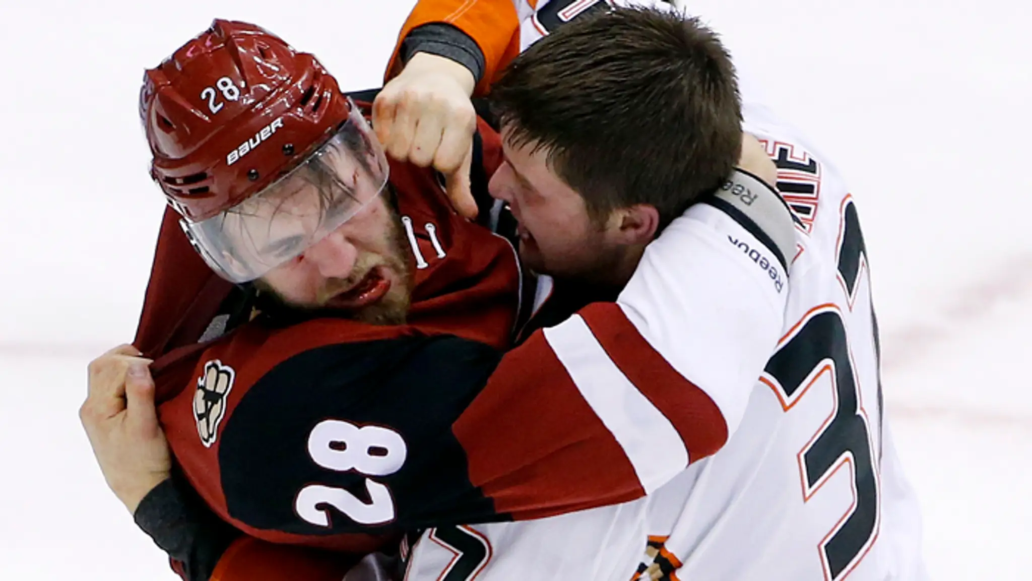 Vľavo Jarred Tinordi (Arizona) a Nick Ritchie (Anaheim) na archívnej snímke.