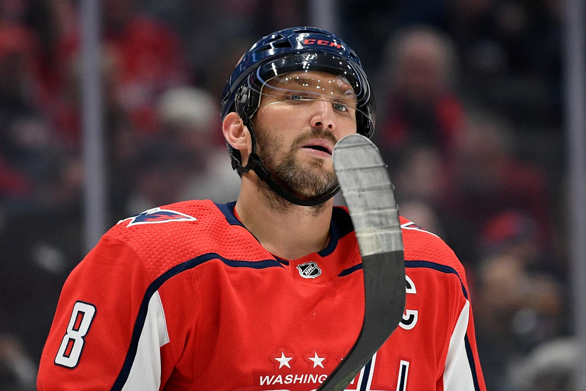 Zľava Alexander Ovečkin a Nicklas Bäckström z Washingtonu oslavujú gól proti Los Angeles.