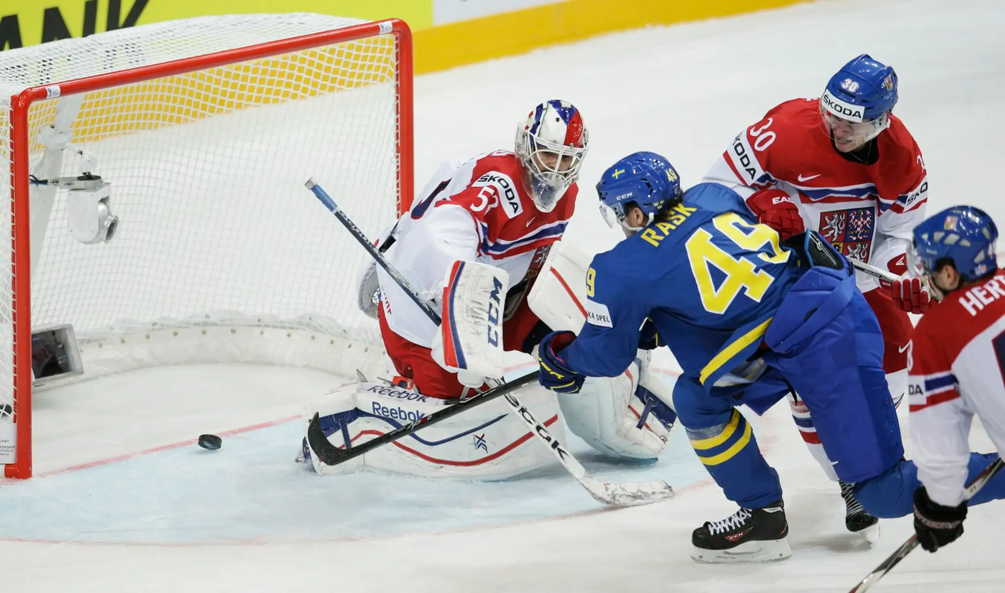 Victor Rask prekonáva brankára Alexandra Saláka.