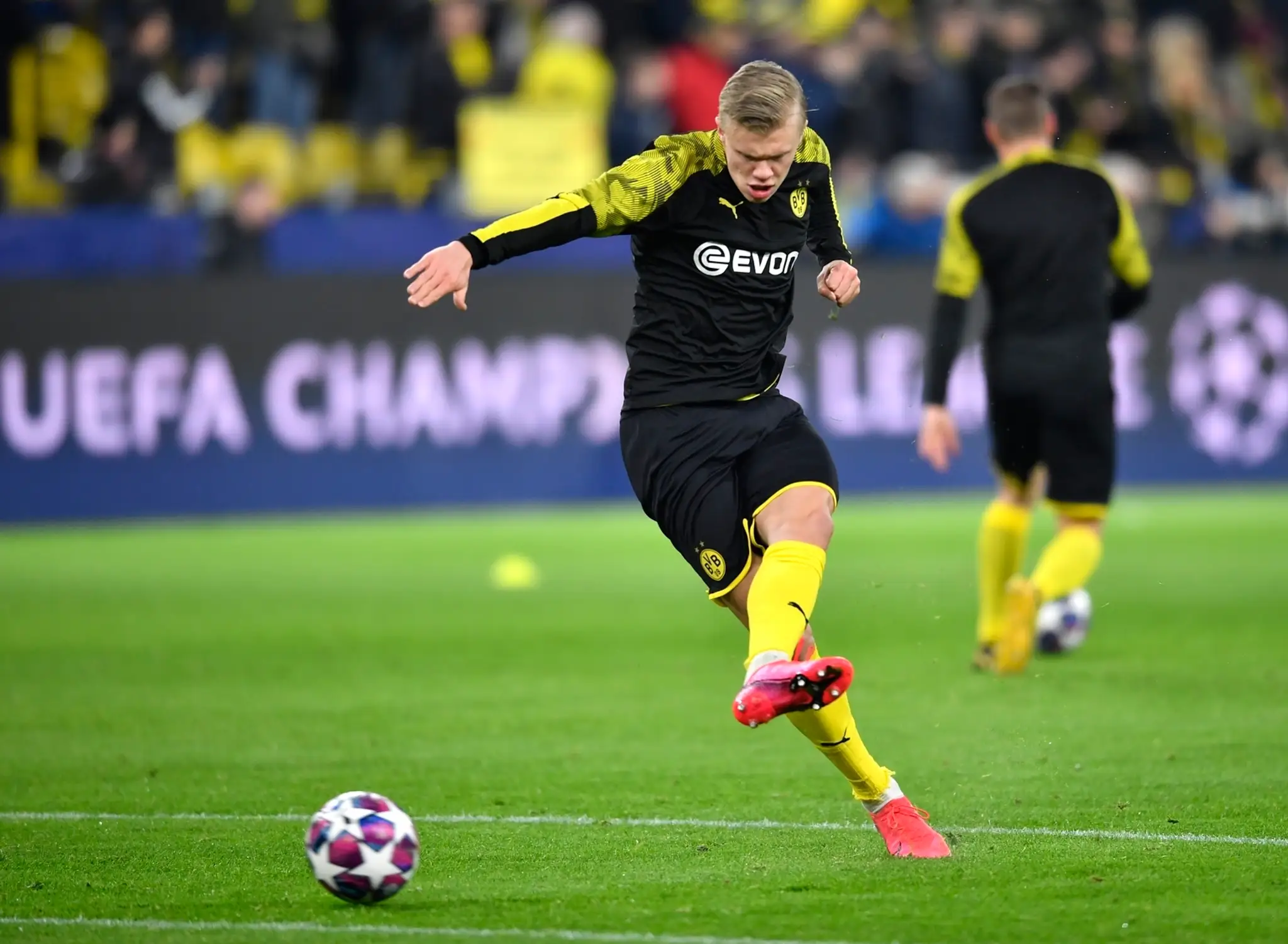 Erling Haaland z Borussie Dortmund reaguje po prvom osemfinále LM proti PSG.